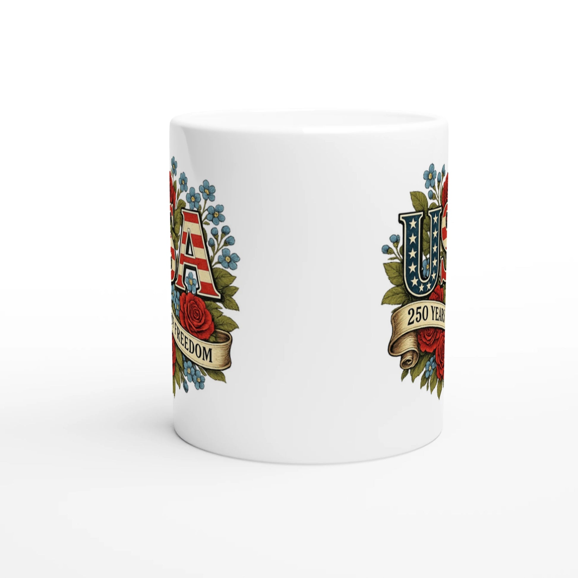Weiße Keramiktasse mit USA Schriftzug im Flaggenstil, roten Rosen und Schrift „250 Years of Freedom“, patriotisches Geschenk