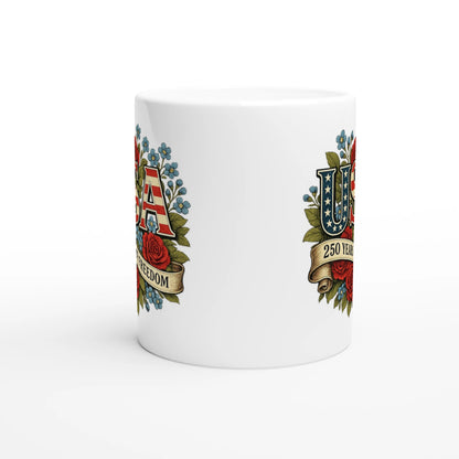 Weiße Keramiktasse mit USA Schriftzug im Flaggenstil, roten Rosen und Schrift „250 Years of Freedom“, patriotisches Geschenk