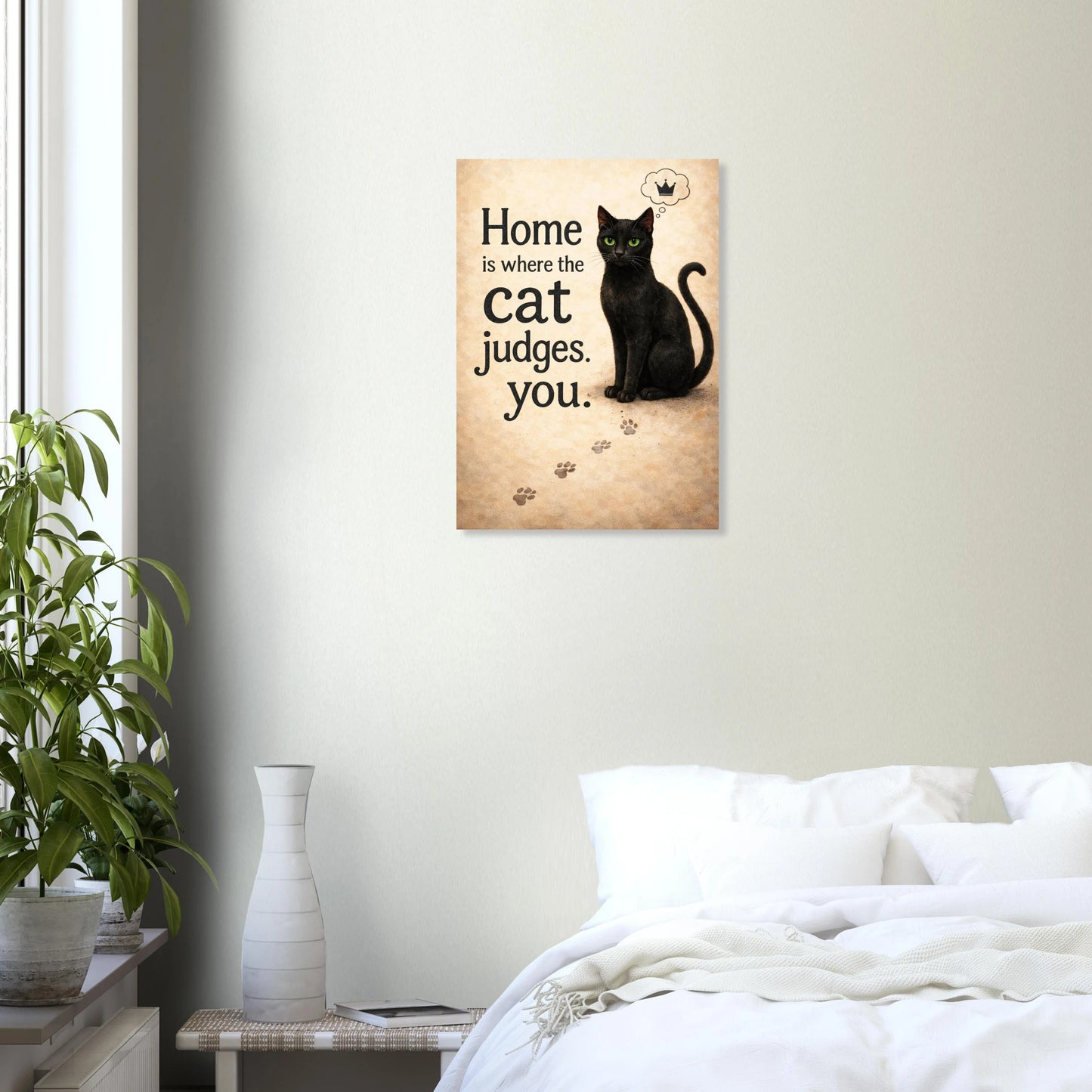 Katzenposter mit schwarzer Katze und Spruch Home is where the cat judges you, humorvolle Wandkunst