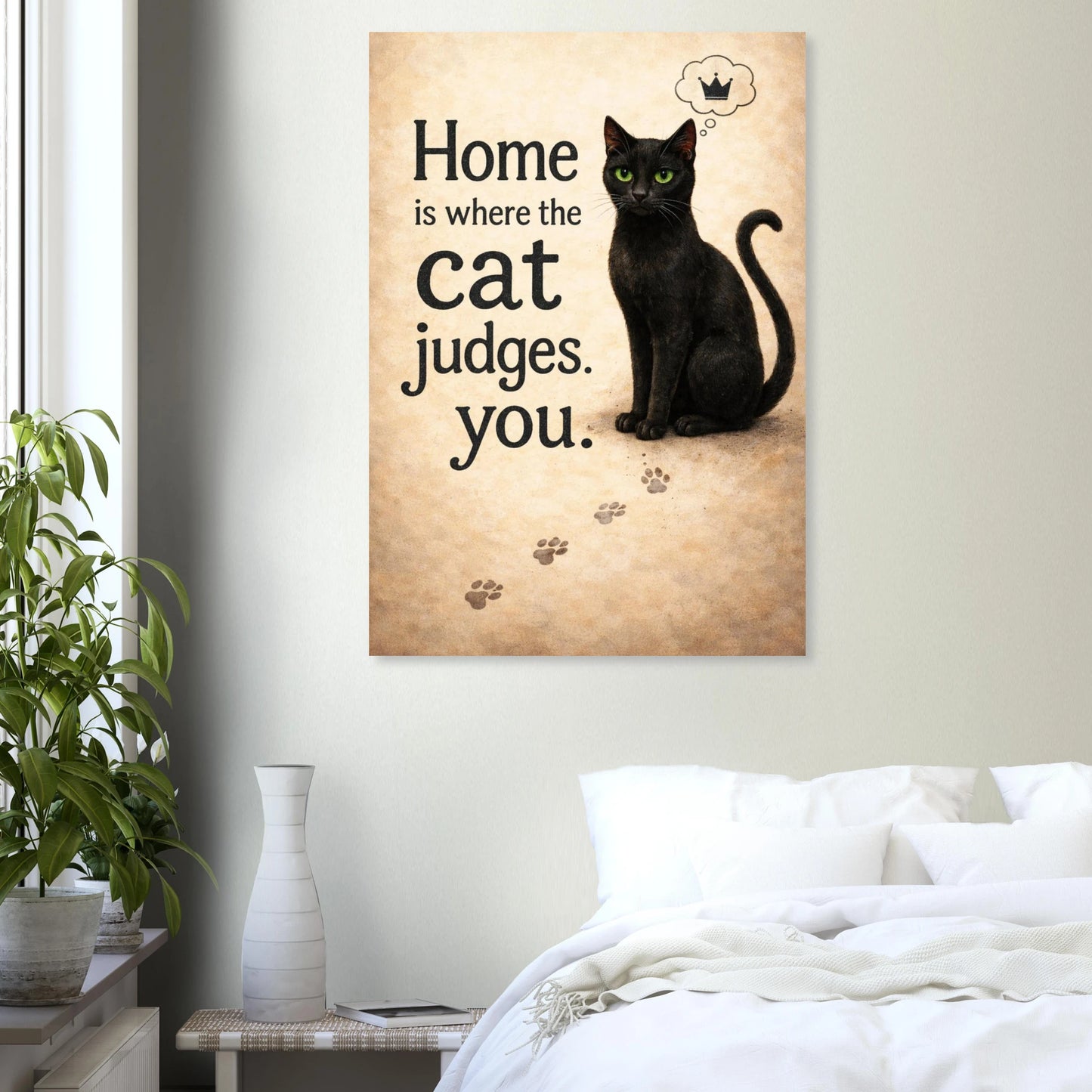 Katzenposter mit schwarzer Katze und Spruch Home is where the cat judges you, humorvolle Wandkunst