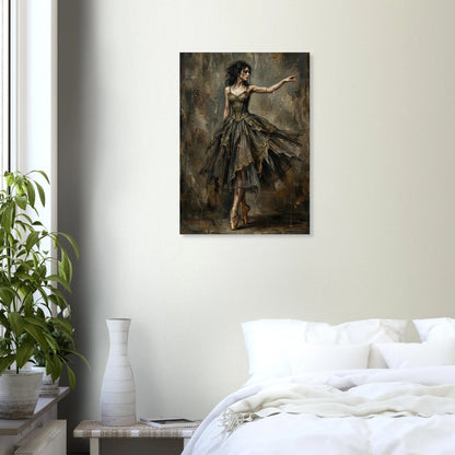 Hochwertiger Kunstdruck einer Ballerina en pointe; sie trägt ein dunkles, verziertes Kleid vor einer rauen, strukturierten Wand im Moody-Dark-Academy-Stil.
