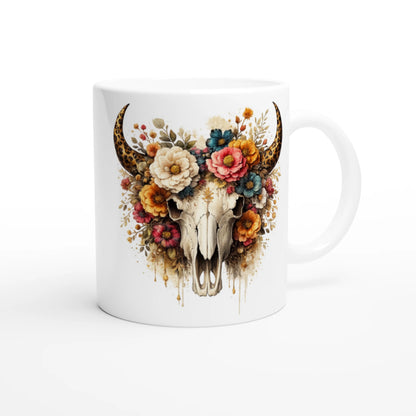 Weiße Keramiktasse mit floraler Stierschädel Illustration, Hörnern und buntem Blumenkranz im Boho Western Stil, Gothic Kunstmotiv