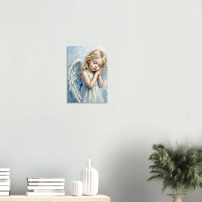 Fine-Art-Kunstdruck eines schlafenden Engelmädchens mit weißen Flügeln, sanfte Blau- und Cremetöne, ruhige Bildwirkung.