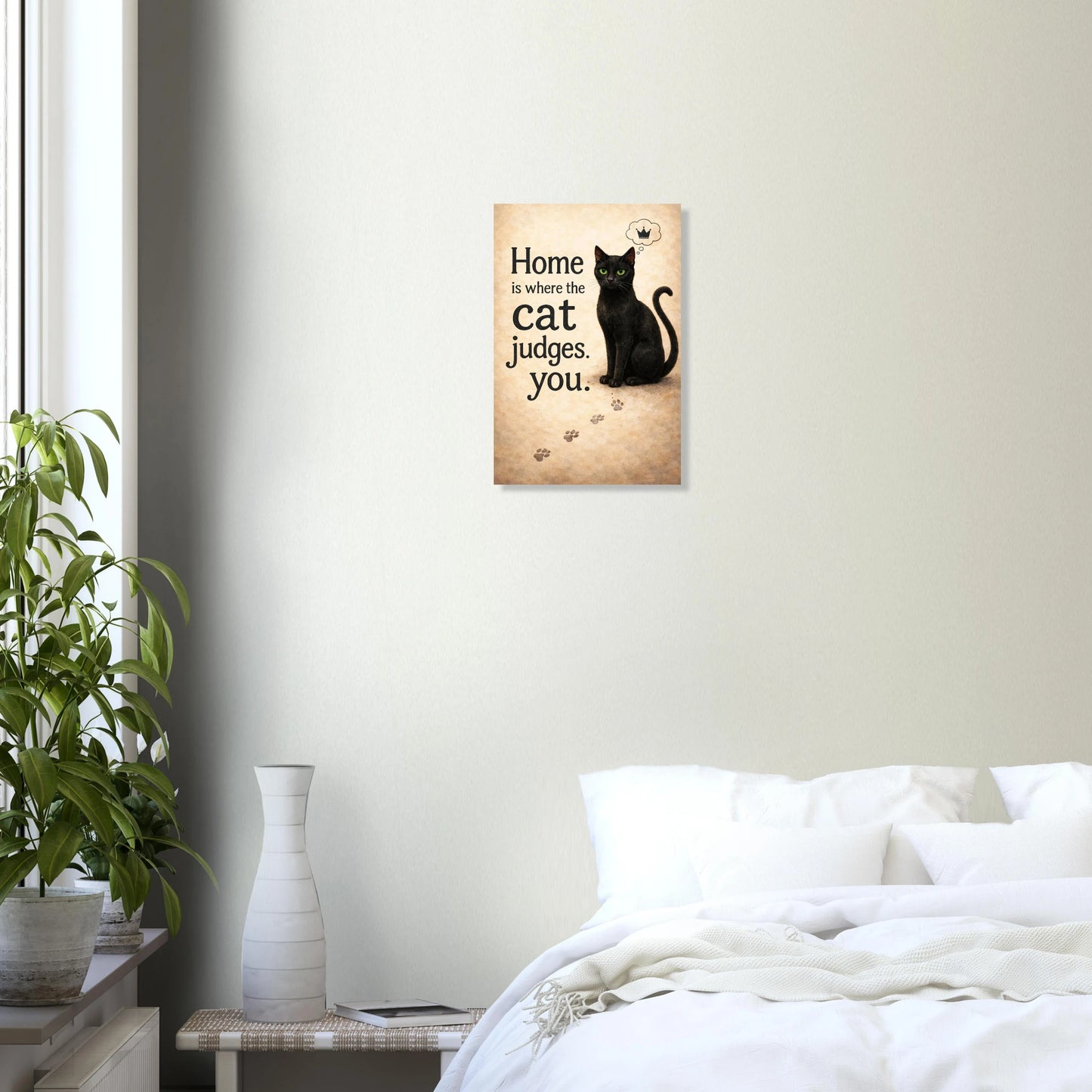 Katzenposter mit schwarzer Katze und Spruch Home is where the cat judges you, humorvolle Wandkunst