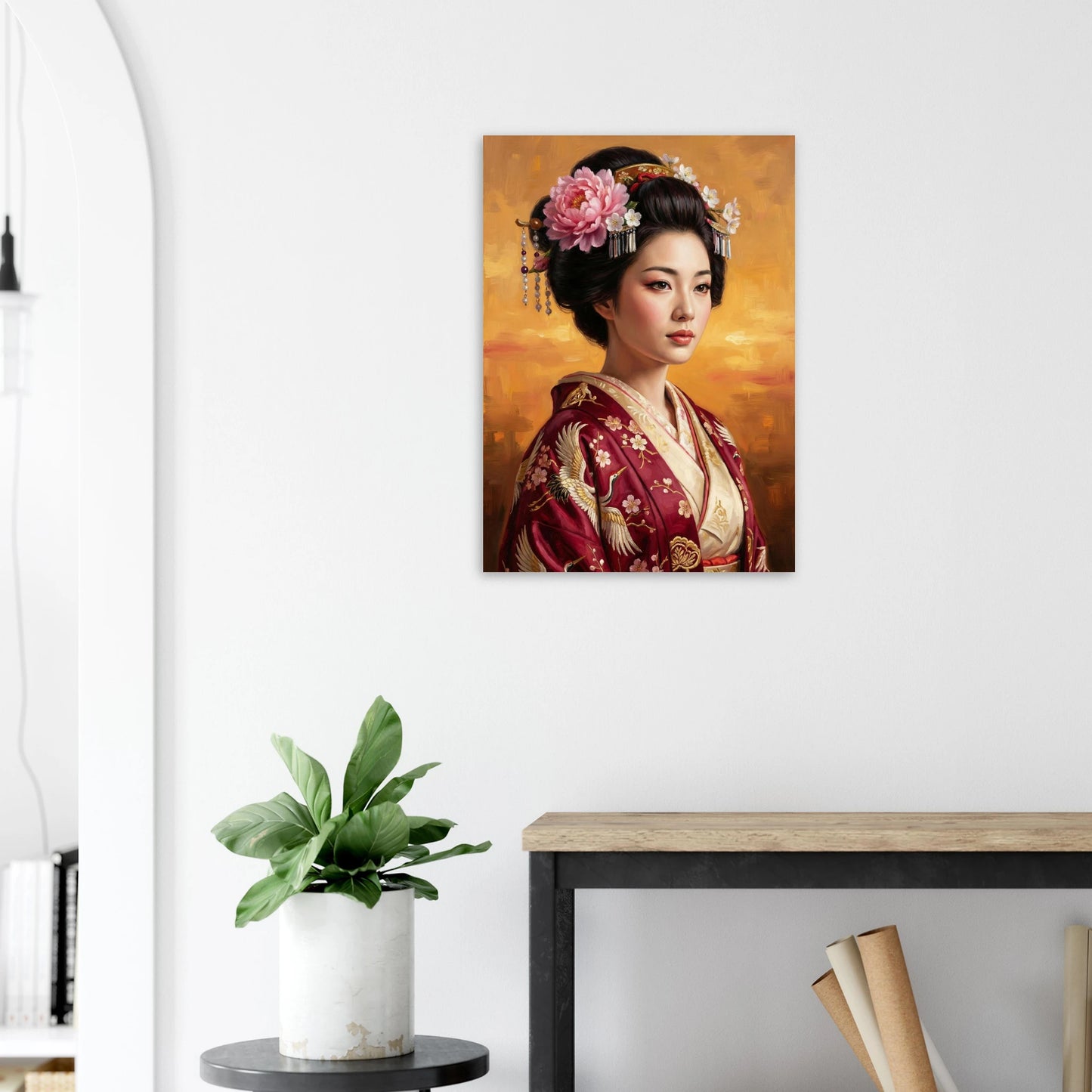 Geisha-Porträt im roten Kimono mit Kranich-Stickerei und Blüten im Haar, vor warm-goldenem Hintergrund, elegante Wandkunst.