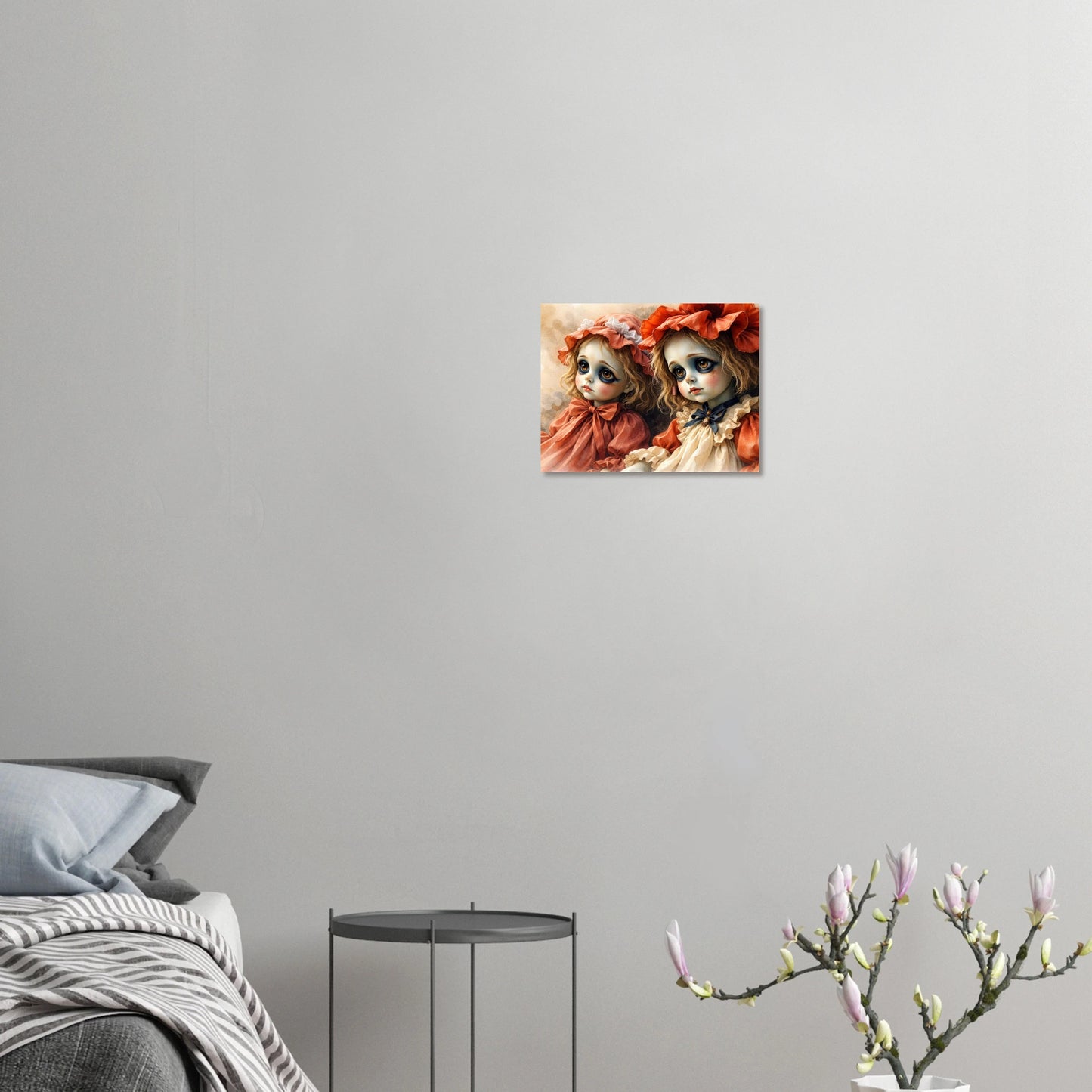 Hochwertiger Giclée-Kunstdruck zweier Vintage-Puppen mit melancholischen Augen, rostrote Kleider, samtiges mattes Finish.