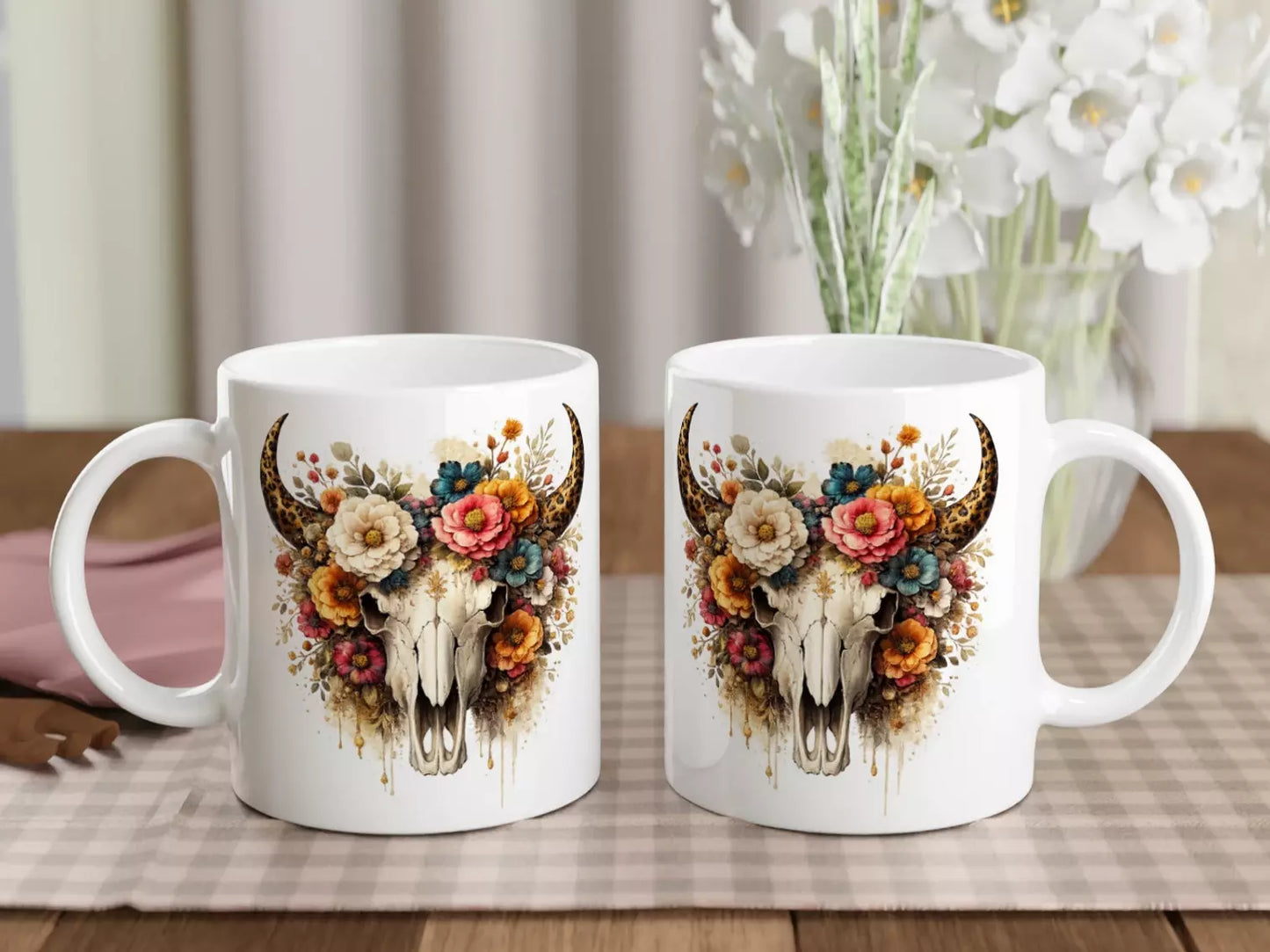 Weiße Keramiktasse mit floraler Stierschädel Illustration, Hörnern und buntem Blumenkranz im Boho Western Stil, Gothic Kunstmotiv