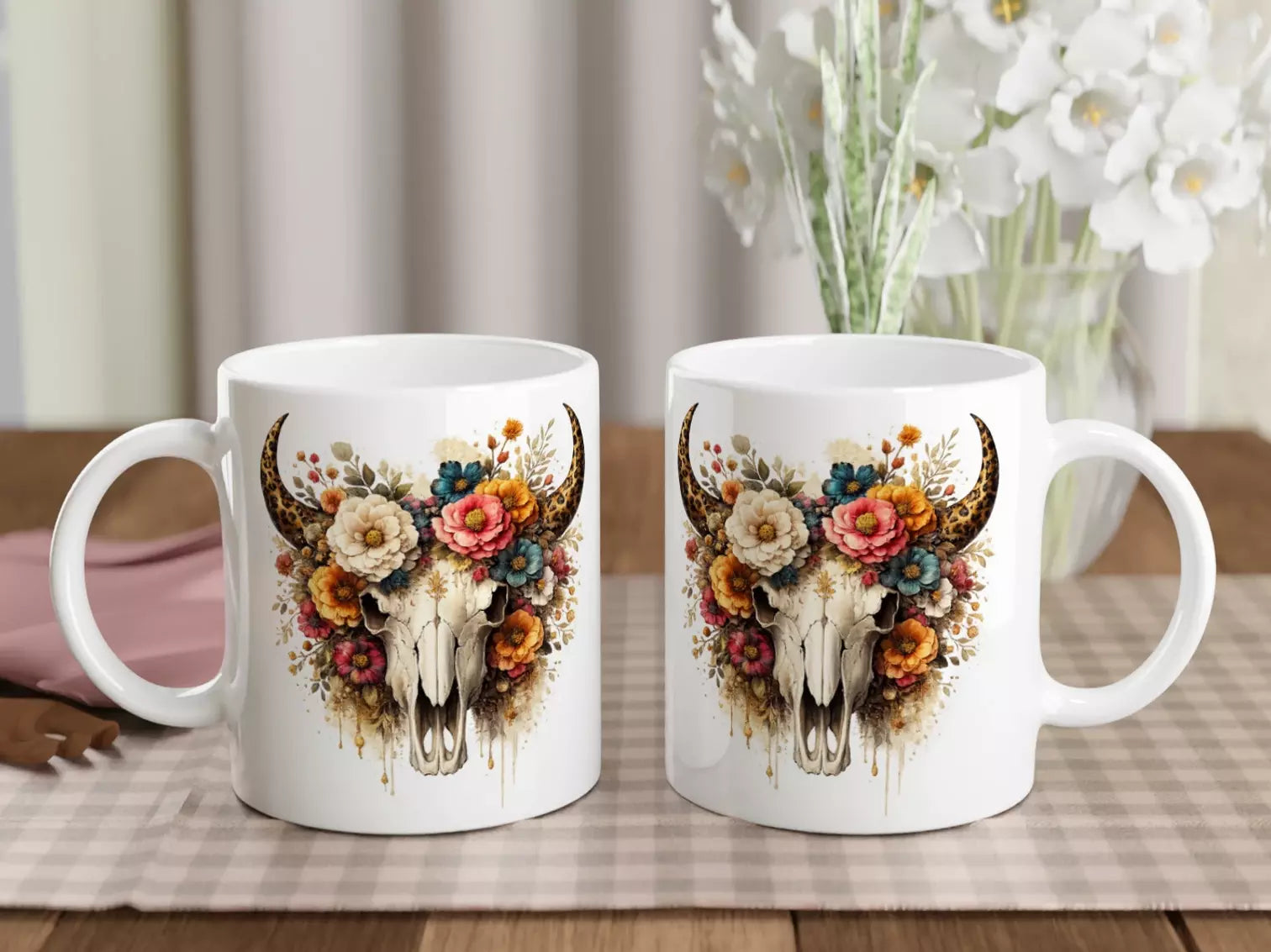 Weiße Keramiktasse mit floraler Stierschädel Illustration, Hörnern und buntem Blumenkranz im Boho Western Stil, Gothic Kunstmotiv