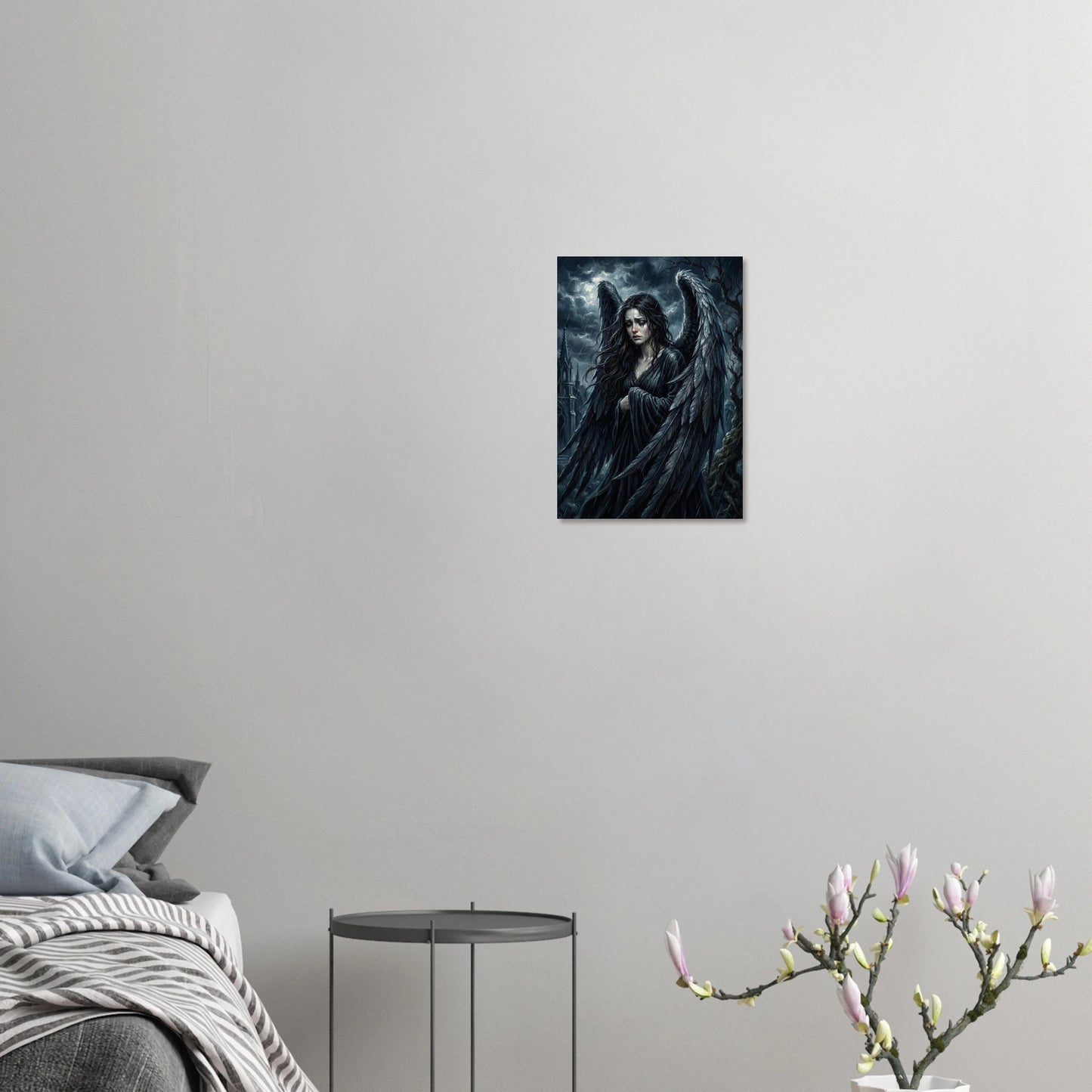 Hochwertiger Kunstdruck eines weinenden Engels mit nassen schwarzen Flügeln im Regen; düstere gotische Kathedrale im Hintergrund in Nachtblau und Anthrazit.