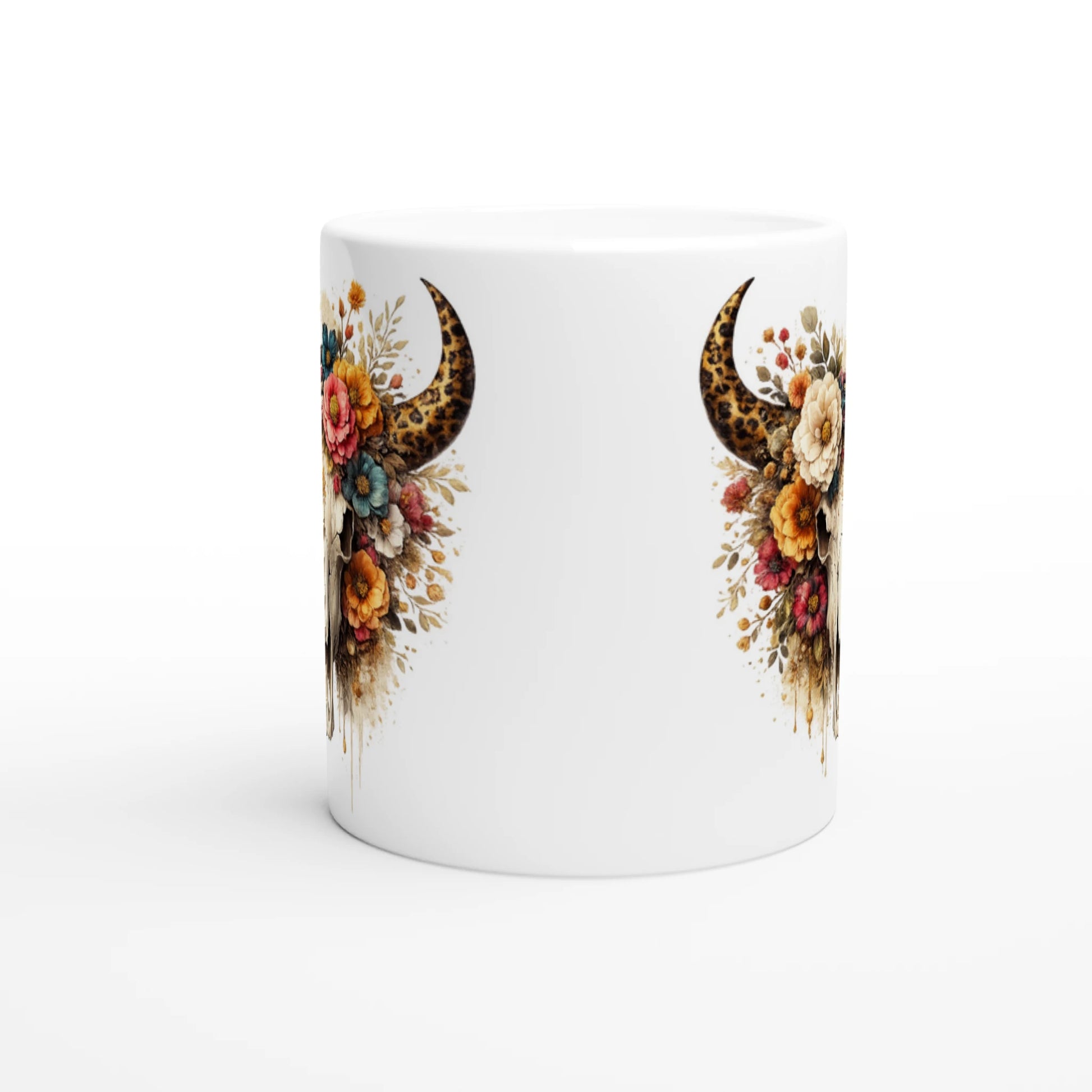 Weiße Keramiktasse mit floraler Stierschädel Illustration, Hörnern und buntem Blumenkranz im Boho Western Stil, Gothic Kunstmotiv
