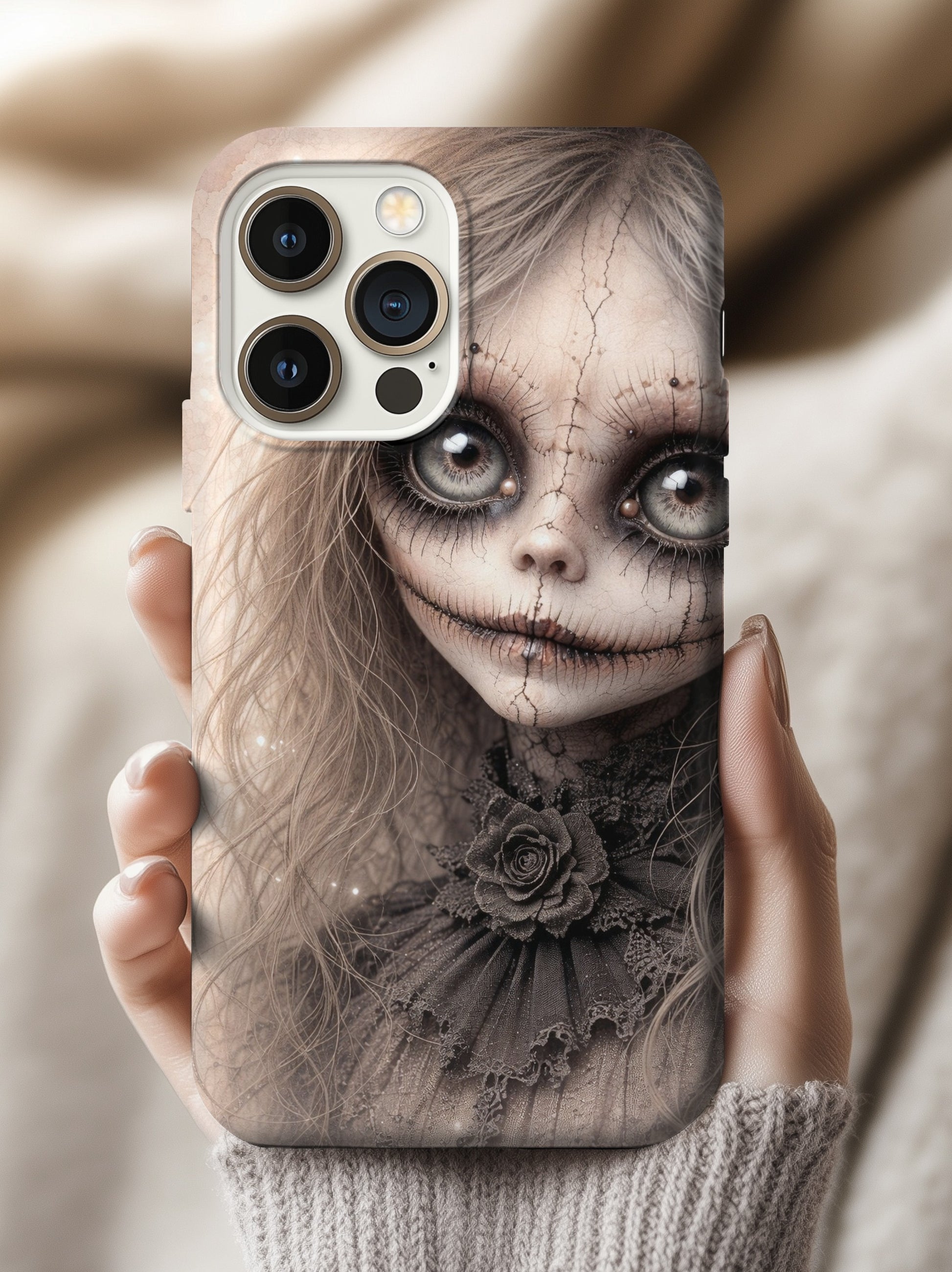 Gothic Puppenporträt mit großen Glasaugen, rissiger Porzellanhaut und dunkler viktorianischer Ästhetik als digitales Wandbild