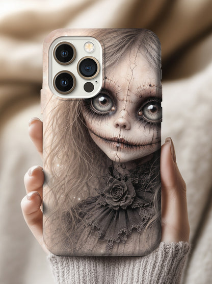 Gothic Puppenporträt mit großen Glasaugen, rissiger Porzellanhaut und dunkler viktorianischer Ästhetik als digitales Wandbild