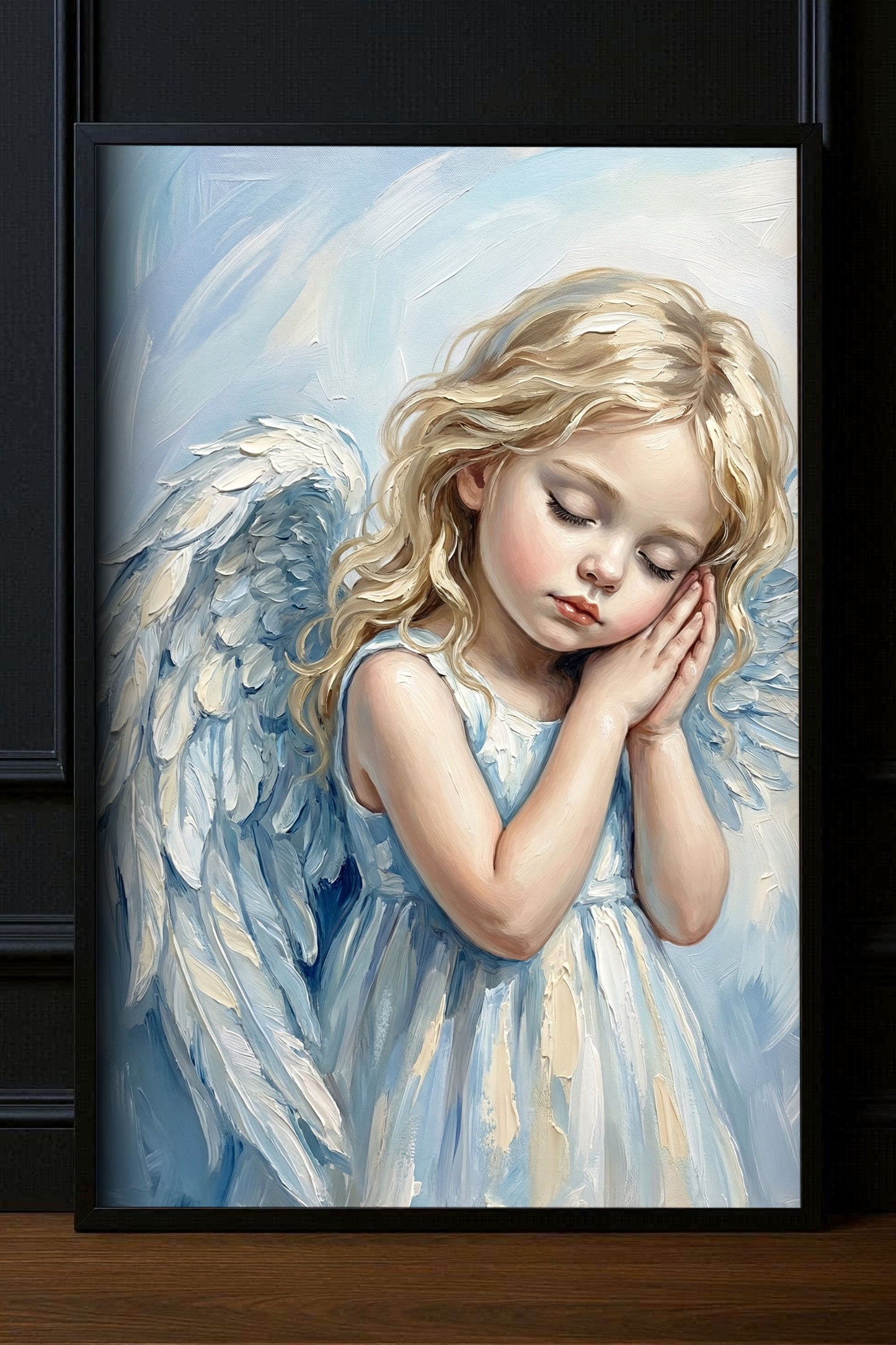 Fine-Art-Kunstdruck eines schlafenden Engelmädchens mit weißen Flügeln, sanfte Blau- und Cremetöne, ruhige Bildwirkung.