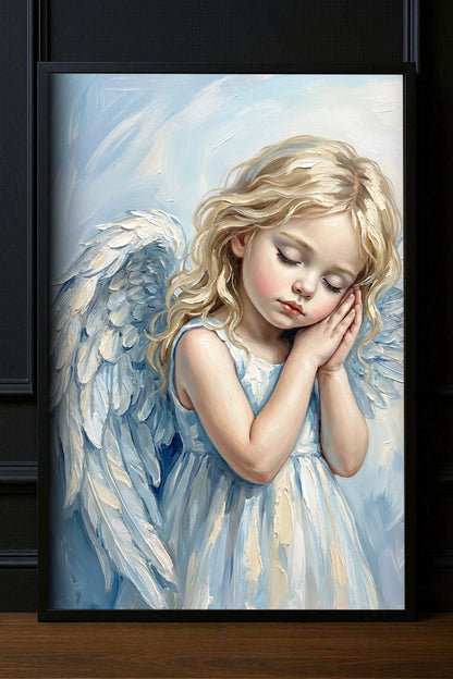 Fine-Art-Kunstdruck eines schlafenden Engelmädchens mit weißen Flügeln, sanfte Blau- und Cremetöne, ruhige Bildwirkung.