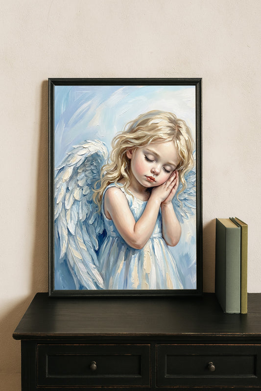 Fine-Art-Kunstdruck eines schlafenden Engelmädchens mit weißen Flügeln, sanfte Blau- und Cremetöne, ruhige Bildwirkung.