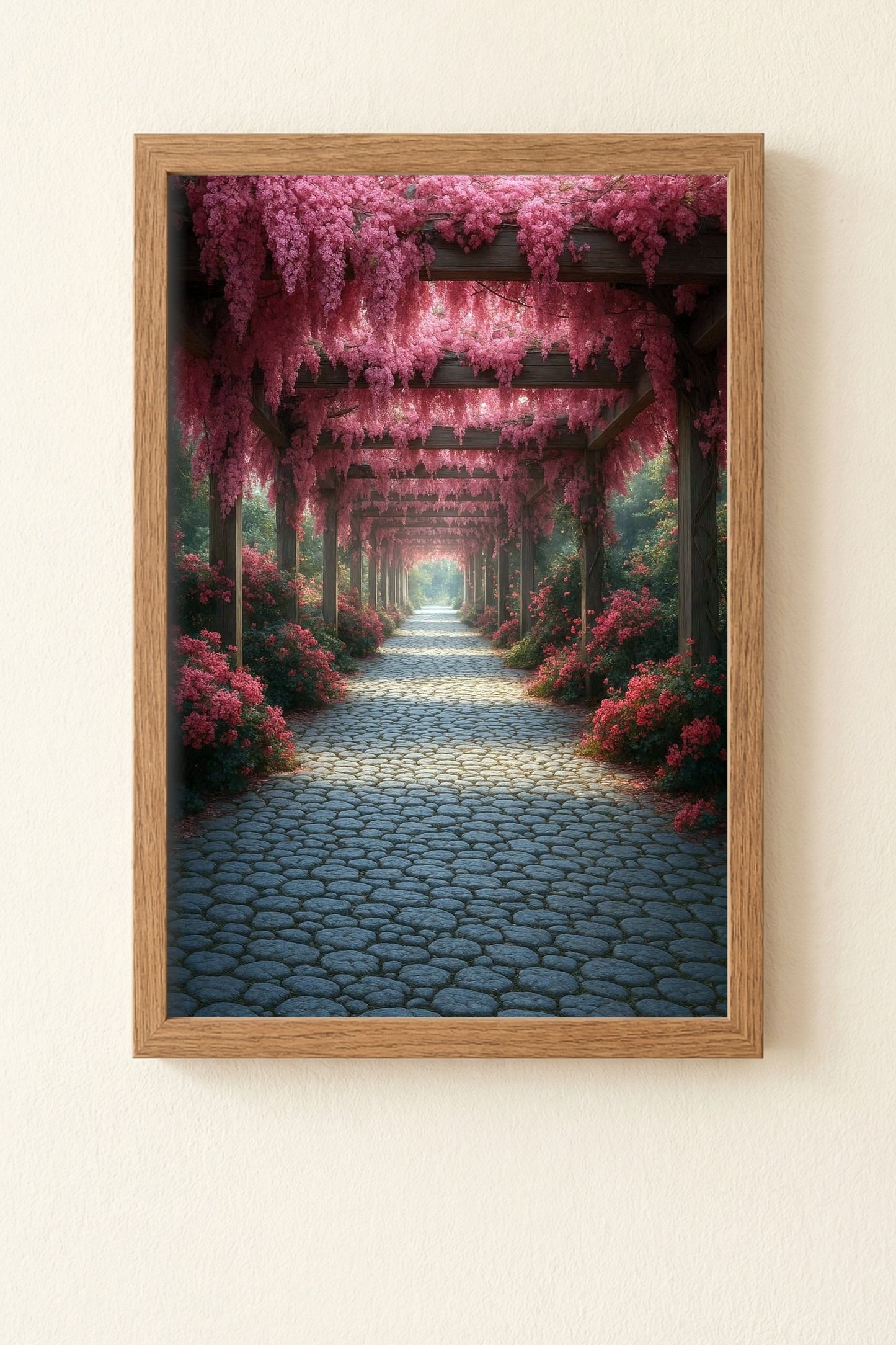 Romantischer Gartenweg unter einer Holzpergola mit rosa Glyzinien, sanftes Licht und ruhige, naturverbundene Bildstimmung.