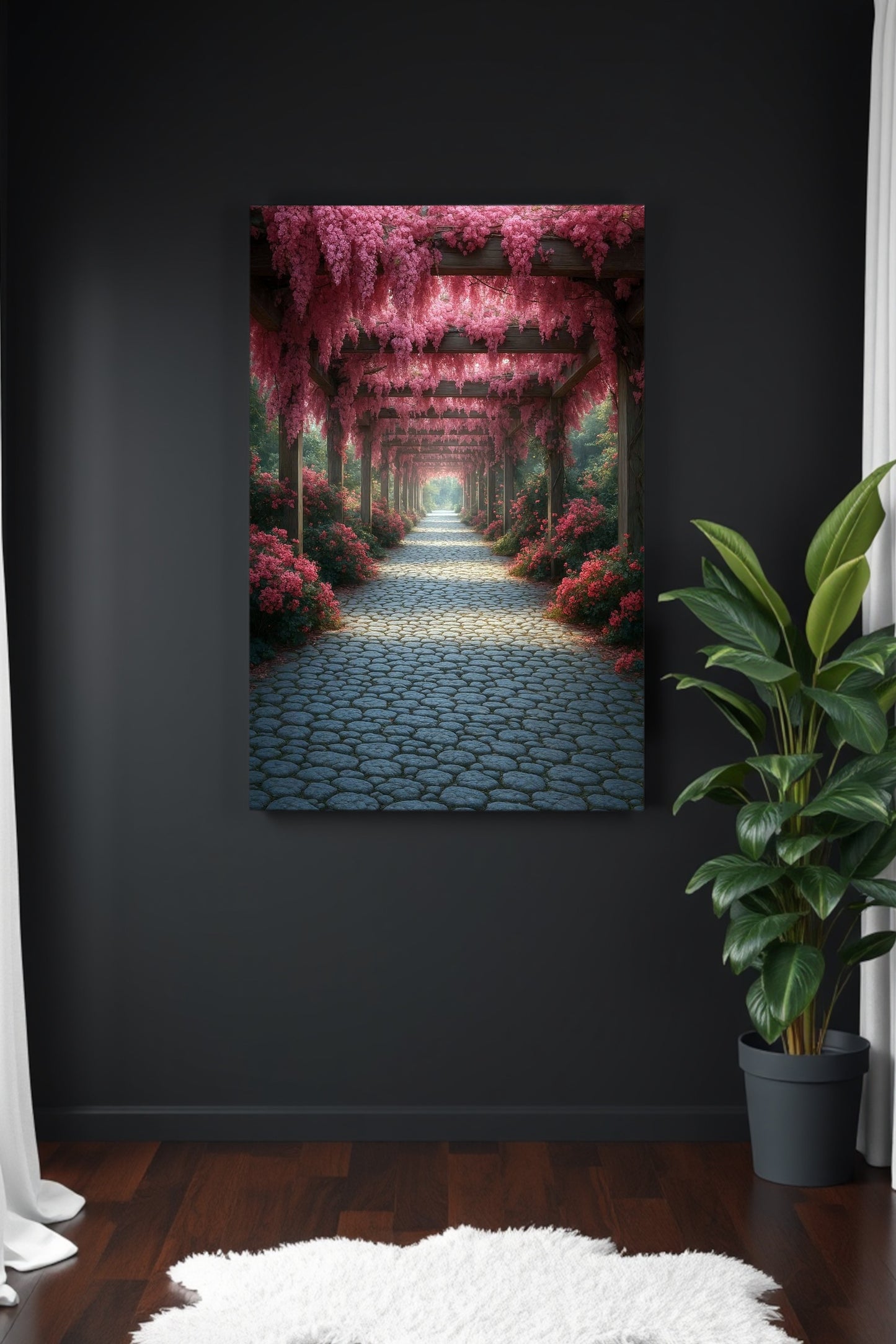 Romantischer Gartenweg unter einer Holzpergola mit rosa Glyzinien, sanftes Licht und ruhige, naturverbundene Bildstimmung.