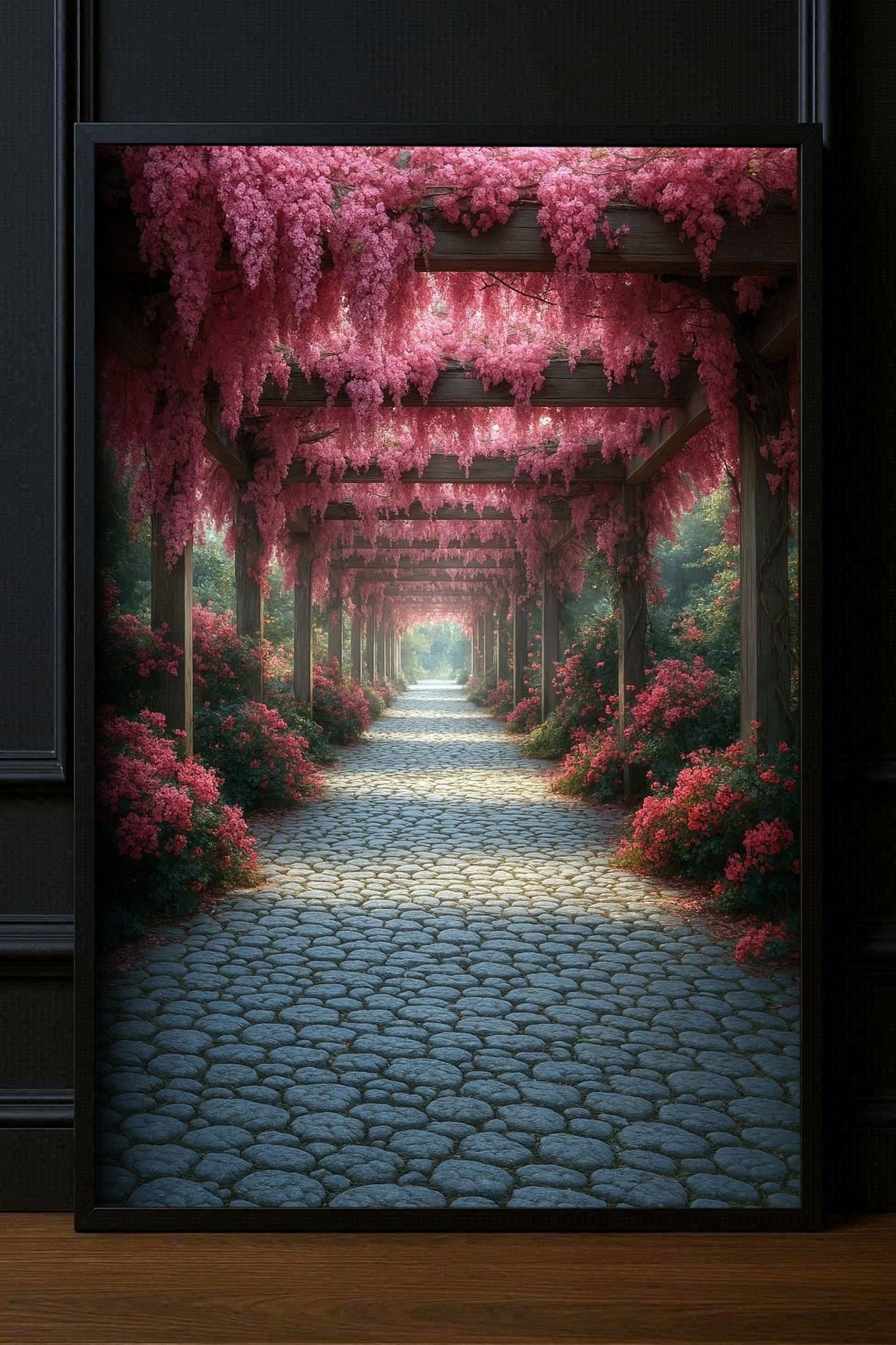 Ruhiger Gartenweg unter einer Pergola voller rosa Blüten, stimmungsvolles Naturposter mit Tiefe und sanftem Licht