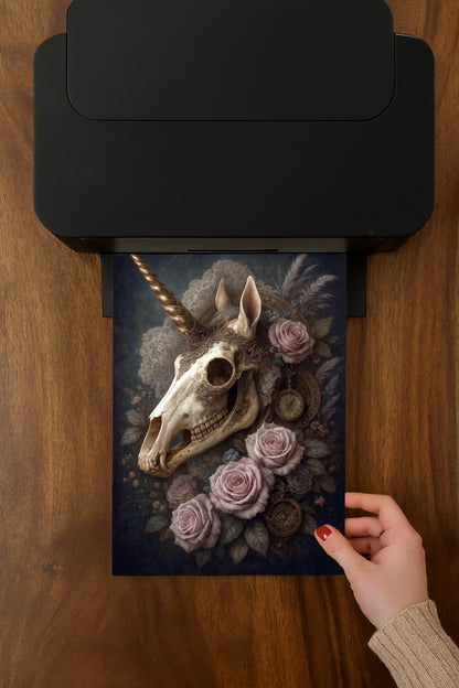 Dunkles Dark-Fantasy-Motiv eines Einhornschädels mit Rosen, Federn und antiken Uhrdetails in eleganter, mystischer Bildstimmung.