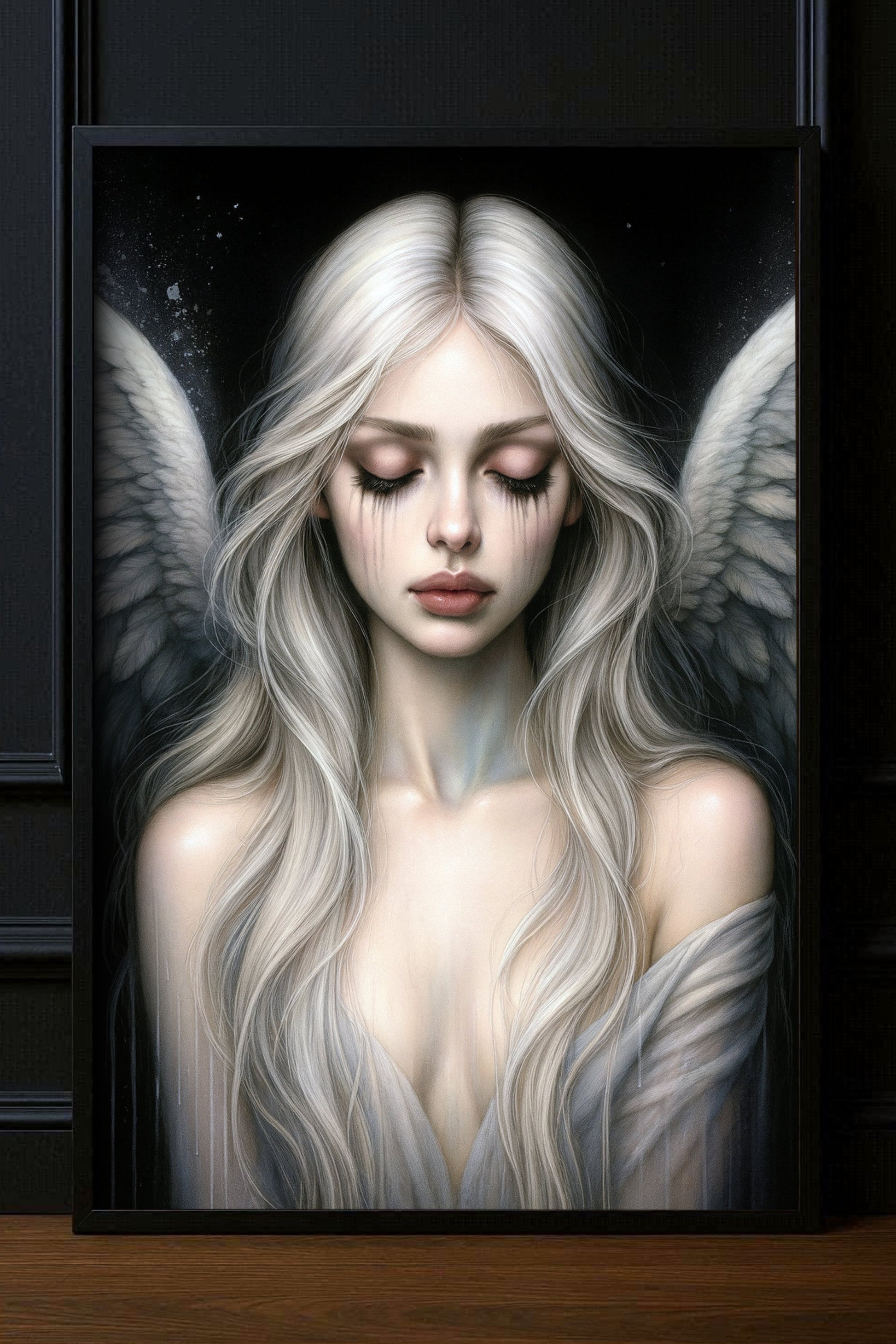 Melancholischer Engel mit geschlossenen Augen und ausgebreiteten Flügeln in ruhiger, dunkler Bildstimmung