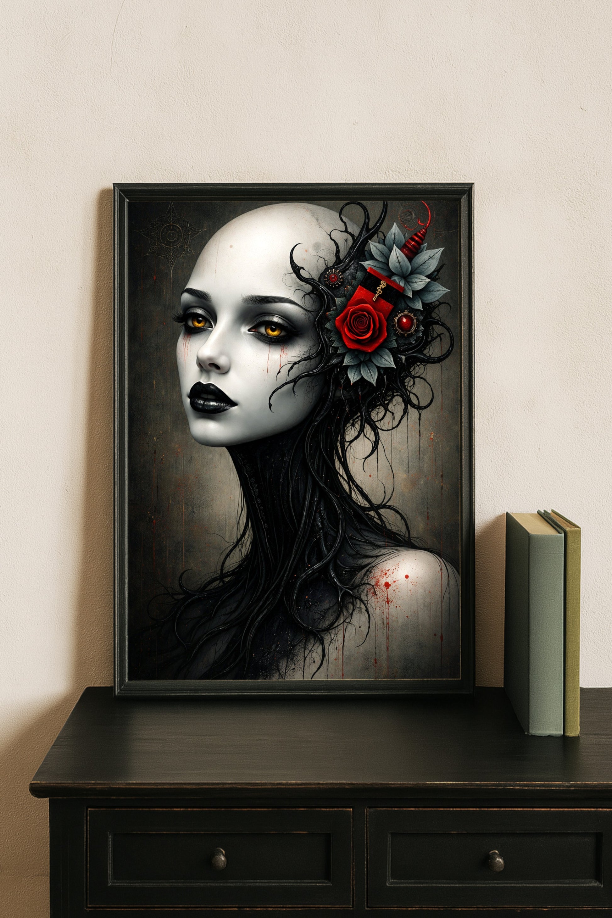 Elegantes Gothic-Porträt einer Frau mit goldenen Augen, schwarzem Haar und roter Rose im Haar vor dunklem Hintergrund