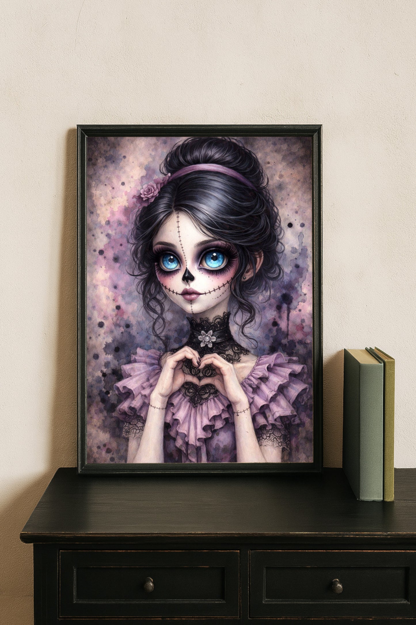 Zartes Porträt eines La-Catrina-Mädchens mit großen blauen Augen, genähtem Gesicht und Herzgeste vor pastelligem Hintergrund