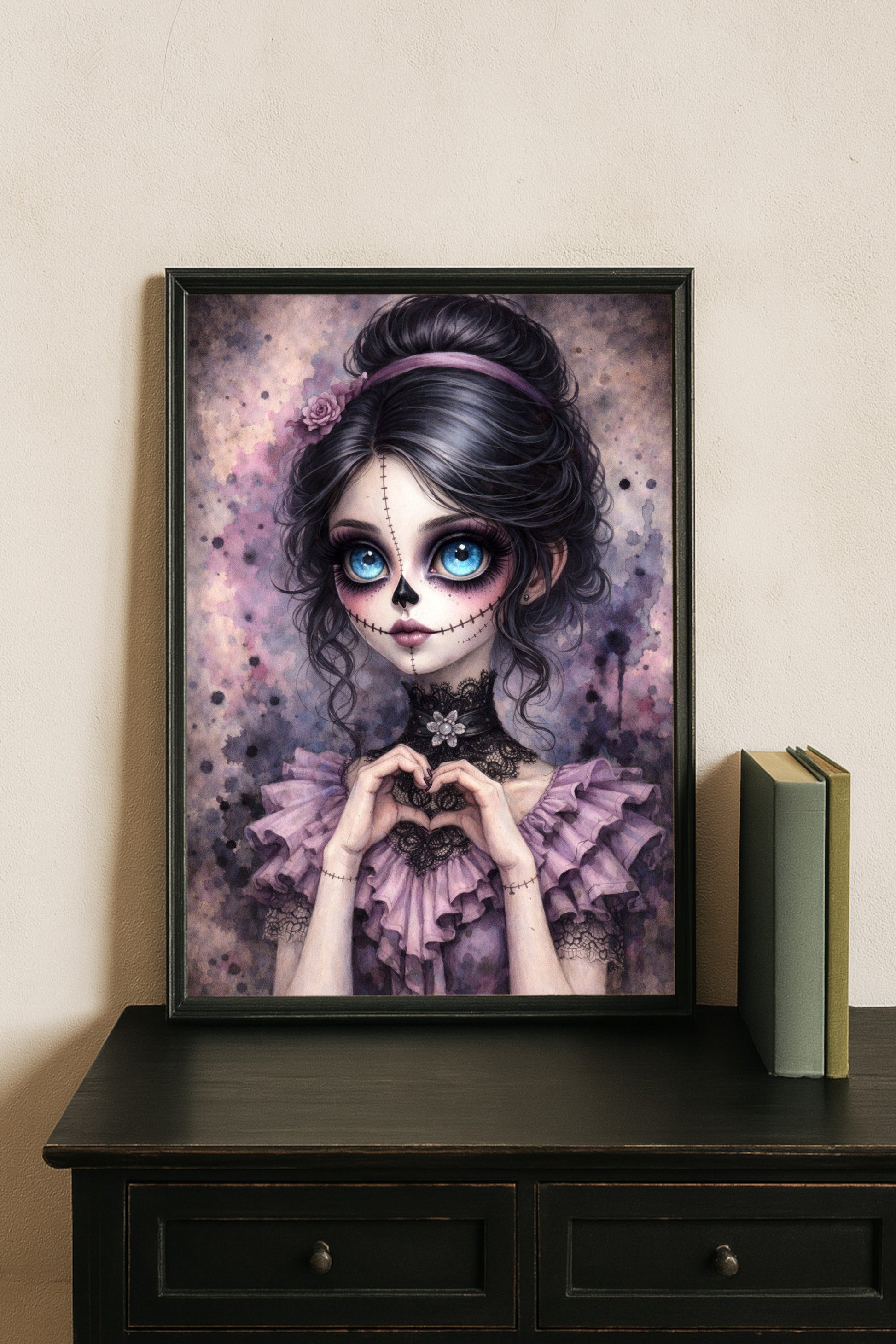 Zartes Porträt eines La-Catrina-Mädchens mit großen blauen Augen, genähtem Gesicht und Herzgeste vor pastelligem Hintergrund