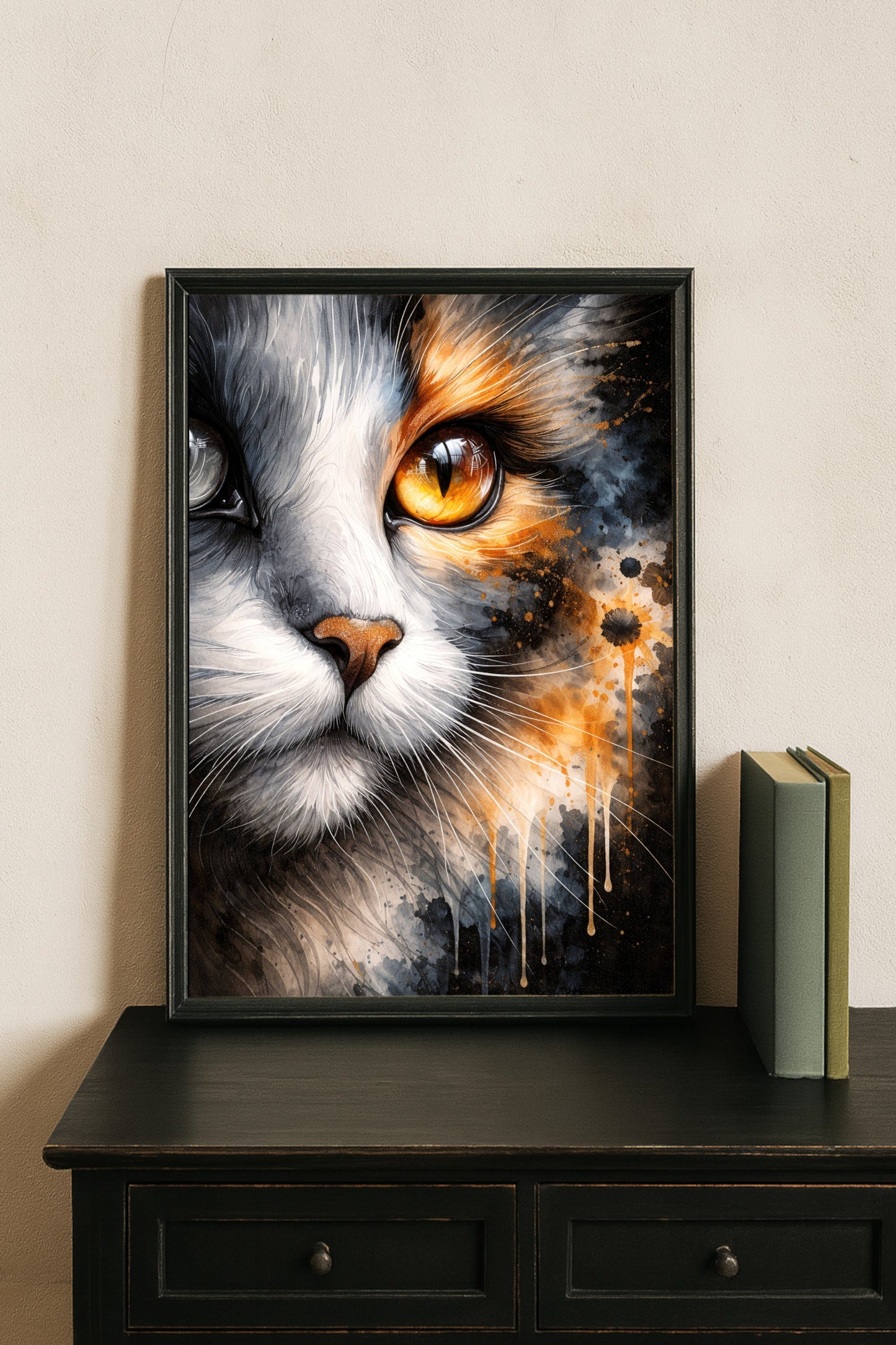Ausdrucksstarkes digitales Katzenporträt mit goldenem Auge in dunkler Aquarelloptik