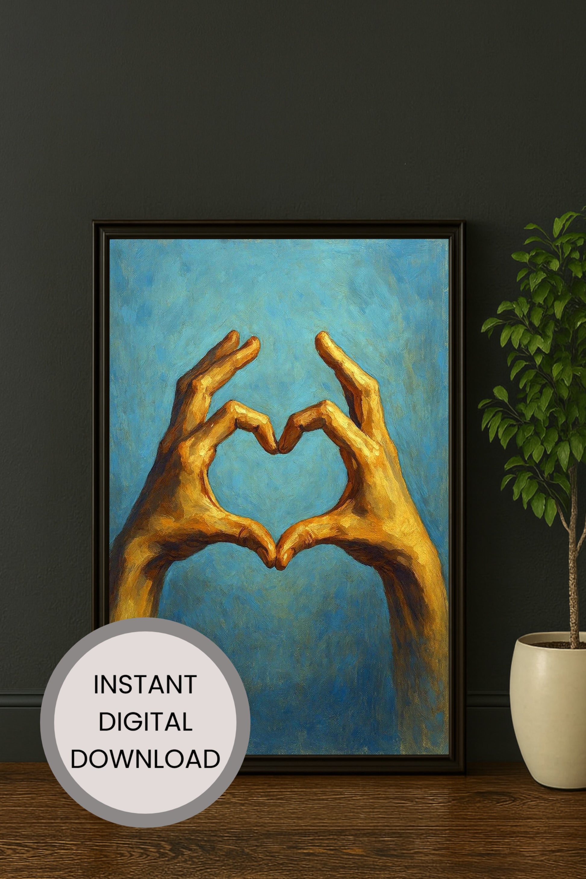 Zwei gemalte Hände formen ein Herz vor blauem Hintergrund, symbolisches digitales Kunstmotiv in warmen Goldtönen