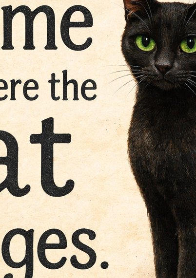 Schwarze Katze mit grünen Augen neben dem Spruch „Home is where the cat judges you“, humorvolles digitales Katzenposter