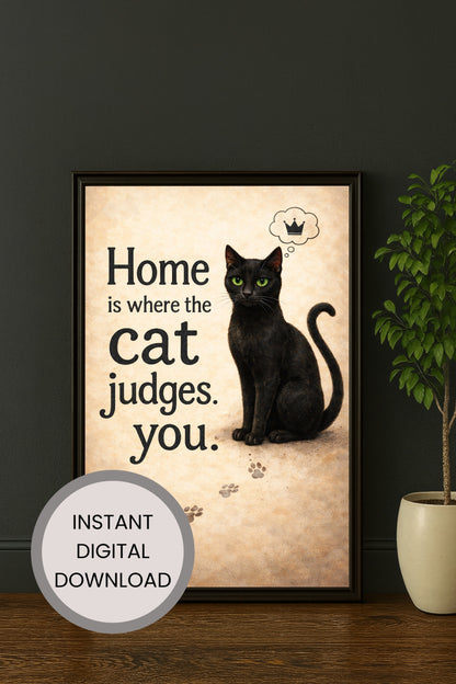 Schwarze Katze mit grünen Augen neben dem Spruch „Home is where the cat judges you“, humorvolles digitales Katzenposter