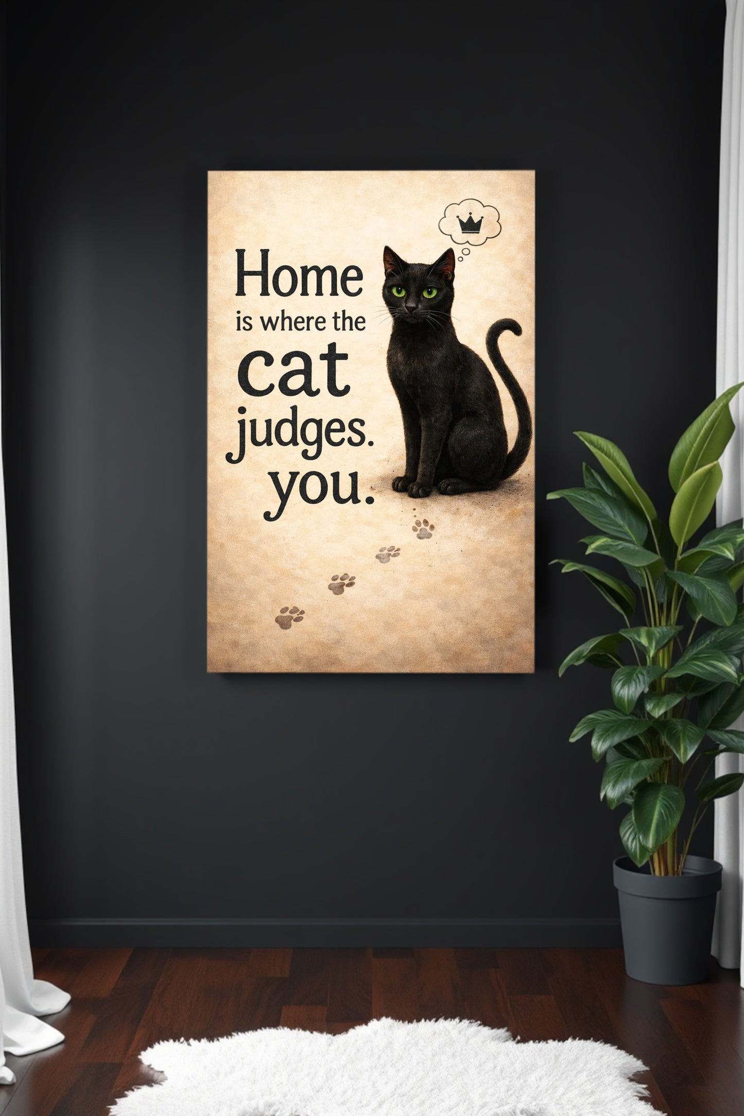 Schwarze Katze mit grünen Augen neben dem Spruch „Home is where the cat judges you“, humorvolles digitales Katzenposter