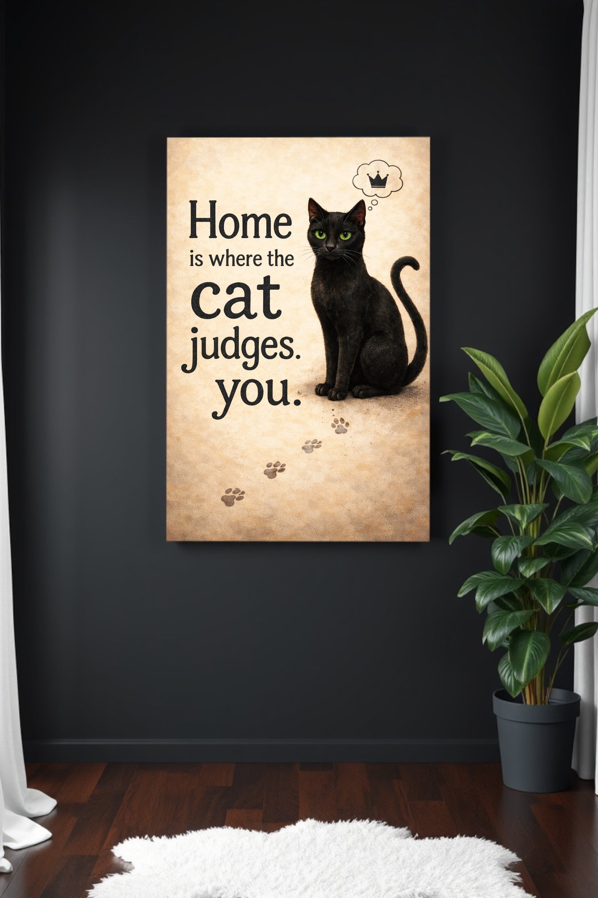 Schwarze Katze mit grünen Augen neben dem Spruch „Home is where the cat judges you“, humorvolles digitales Katzenposter