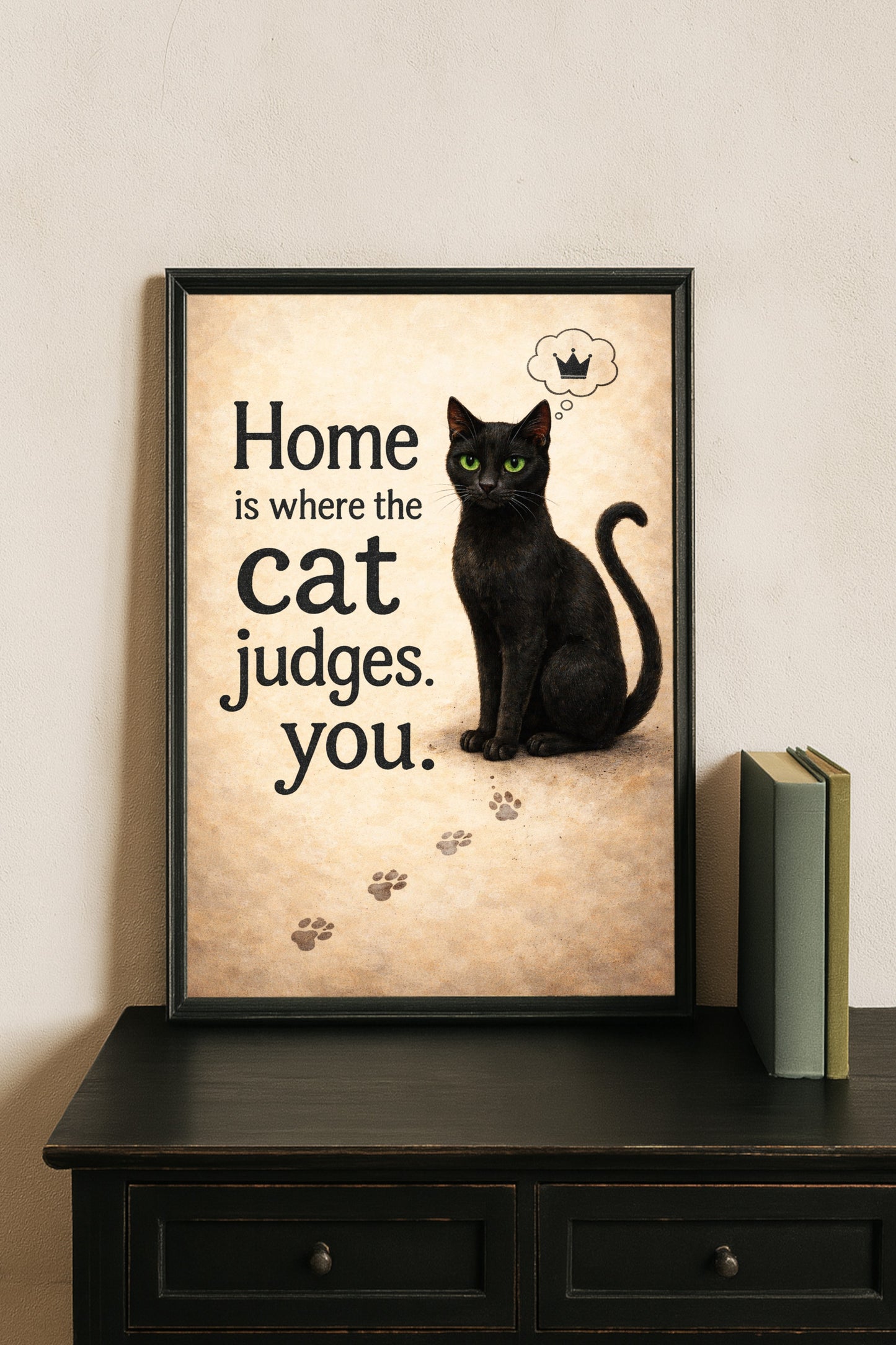 Schwarze Katze mit grünen Augen neben dem Spruch „Home is where the cat judges you“, humorvolles digitales Katzenposter