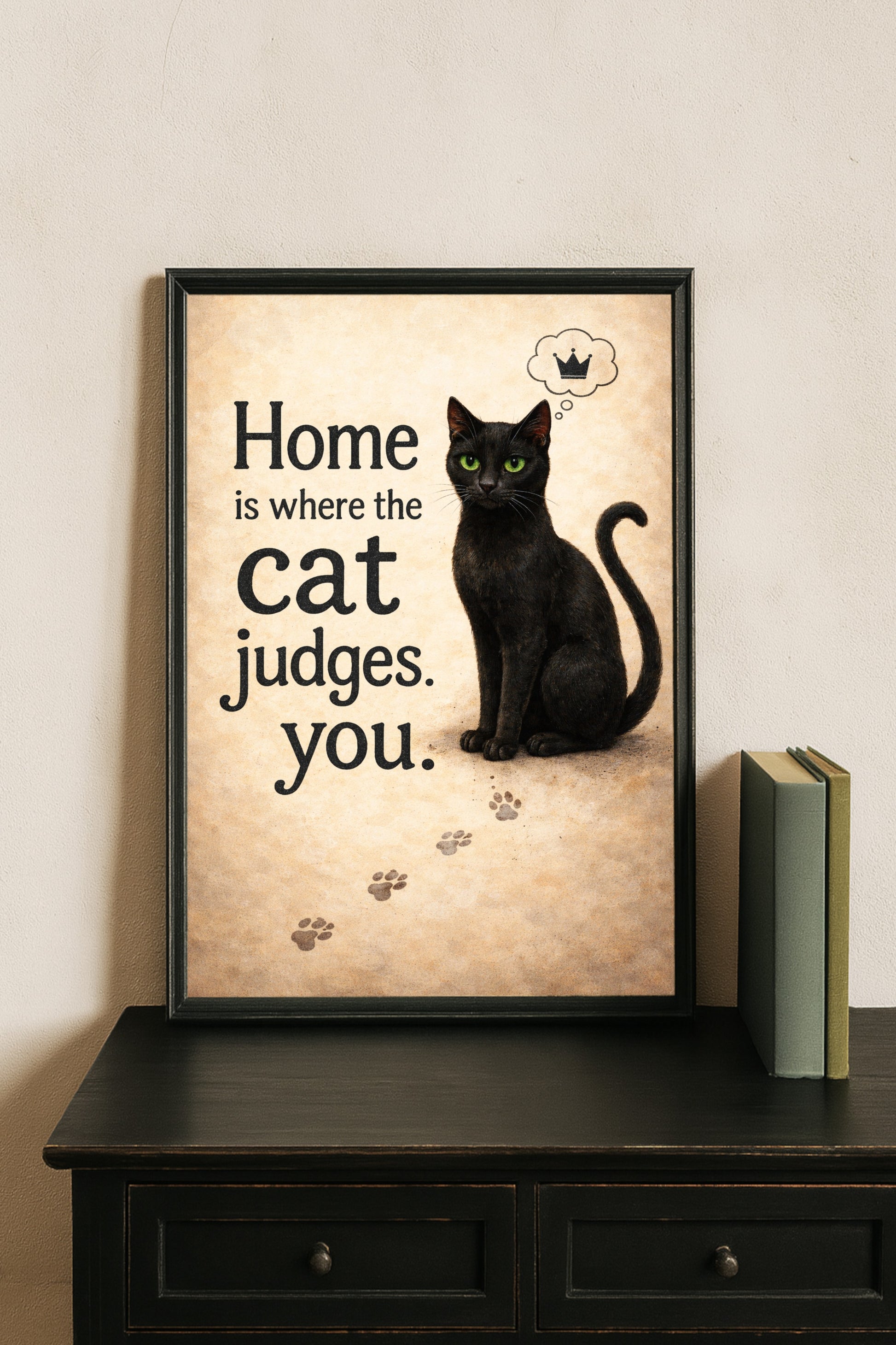 Schwarze Katze mit grünen Augen neben dem Spruch „Home is where the cat judges you“, humorvolles digitales Katzenposter