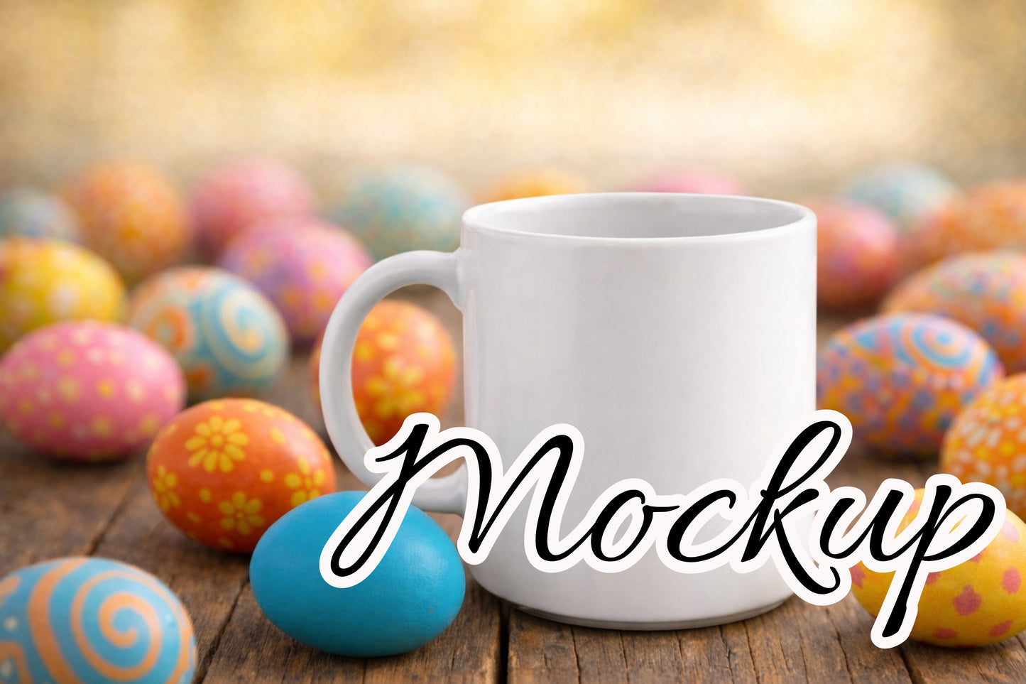 Digitales Tassen-Mockup: weiße Tasse auf Holztisch mit Ostereiern, freie Fläche für dein Design, Download als PNG und JPG, 3600×2400 px.