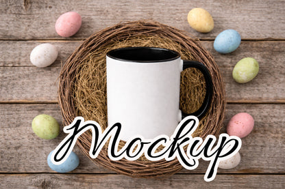 Digitales Oster-Tassenmockup: weiße Tasse mit schwarzem Henkel im Weidenkranz-Nest auf Holz, Pastell-Ostereier, freie Designfläche, Download als PNG und JPG, 3600×2400 px.