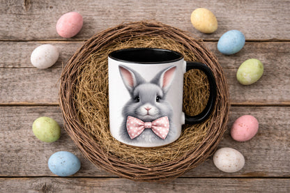 Digitales Oster-Tassenmockup: weiße Tasse mit schwarzem Henkel im Weidenkranz-Nest auf Holz, Pastell-Ostereier, freie Designfläche, Download als PNG und JPG, 3600×2400 px.