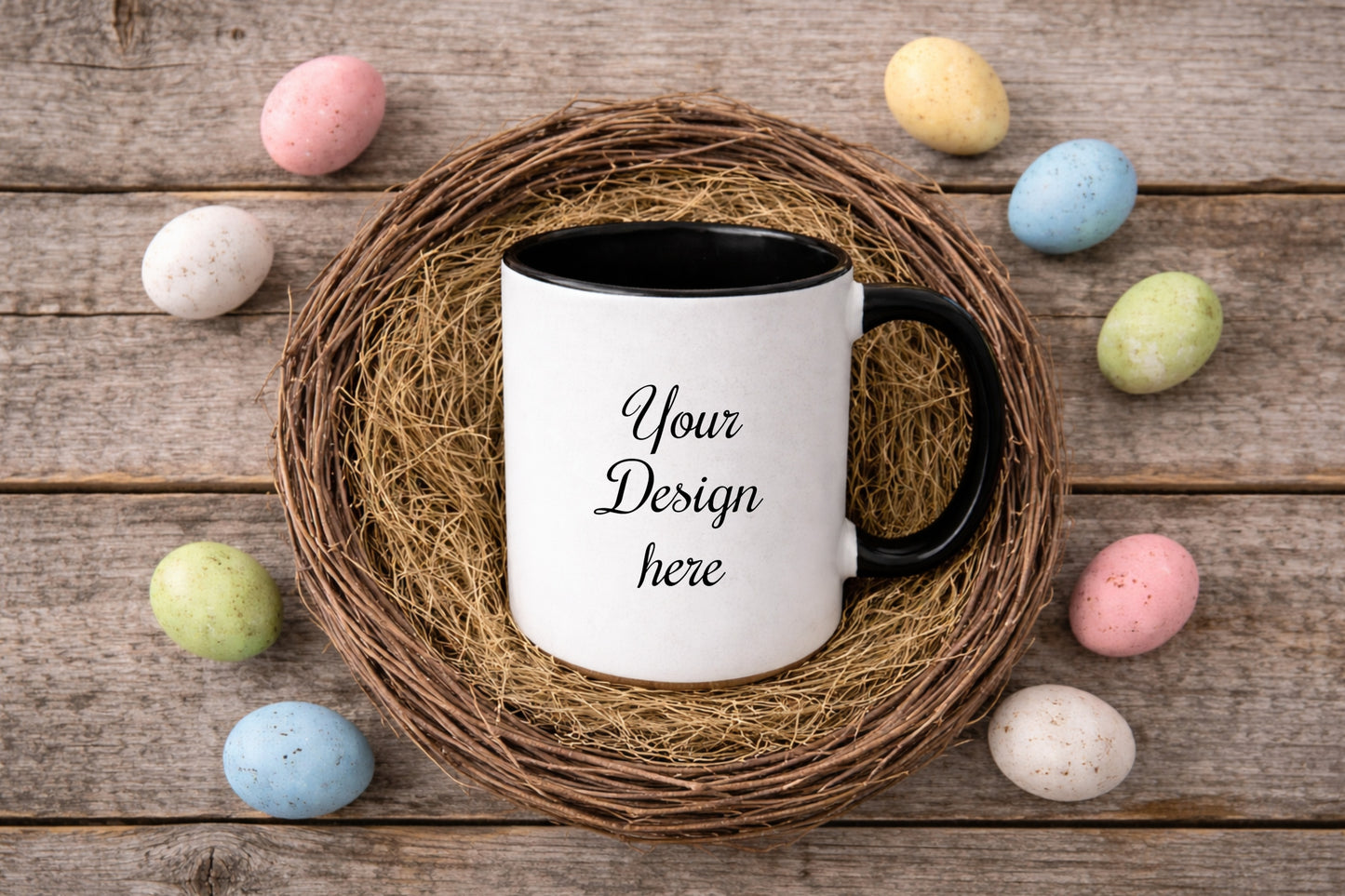 Digitales Oster-Tassenmockup: weiße Tasse mit schwarzem Henkel im Weidenkranz-Nest auf Holz, Pastell-Ostereier, freie Designfläche, Download als PNG und JPG, 3600×2400 px.