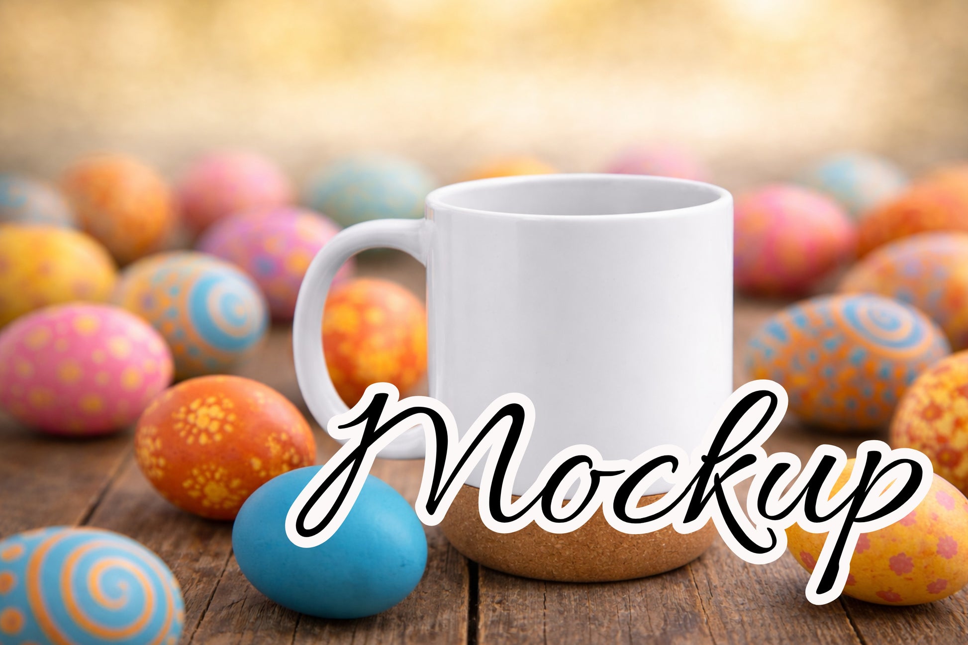 Digitales Tassenmockup: weiße Tasse mit Korkboden auf Holztisch, bunte Ostereier im Hintergrund, freie Designfläche, Download als PNG und JPG, 3600×2400 px.