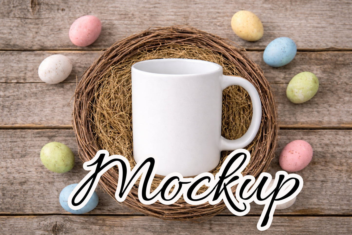Digitales Tassenmockup: weiße Tasse im Weidenkranz-Nest auf Holz, Pastell-Ostereier rundherum, freie Designfläche, Download als PNG und JPG, 3600×2400 px.