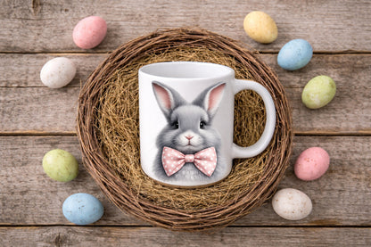 Digitales Tassenmockup: weiße Tasse im Weidenkranz-Nest auf Holz, Pastell-Ostereier rundherum, freie Designfläche, Download als PNG und JPG, 3600×2400 px.