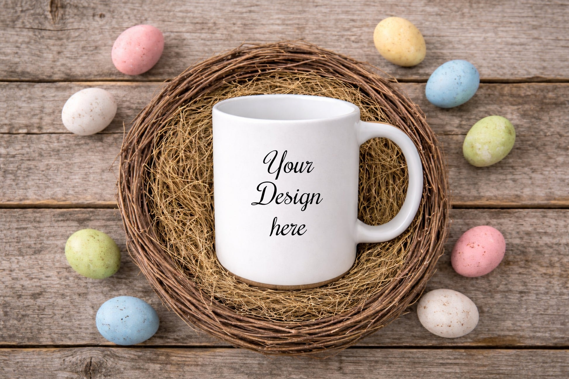 Digitales Tassenmockup: weiße Tasse im Weidenkranz-Nest auf Holz, Pastell-Ostereier rundherum, freie Designfläche, Download als PNG und JPG, 3600×2400 px.
