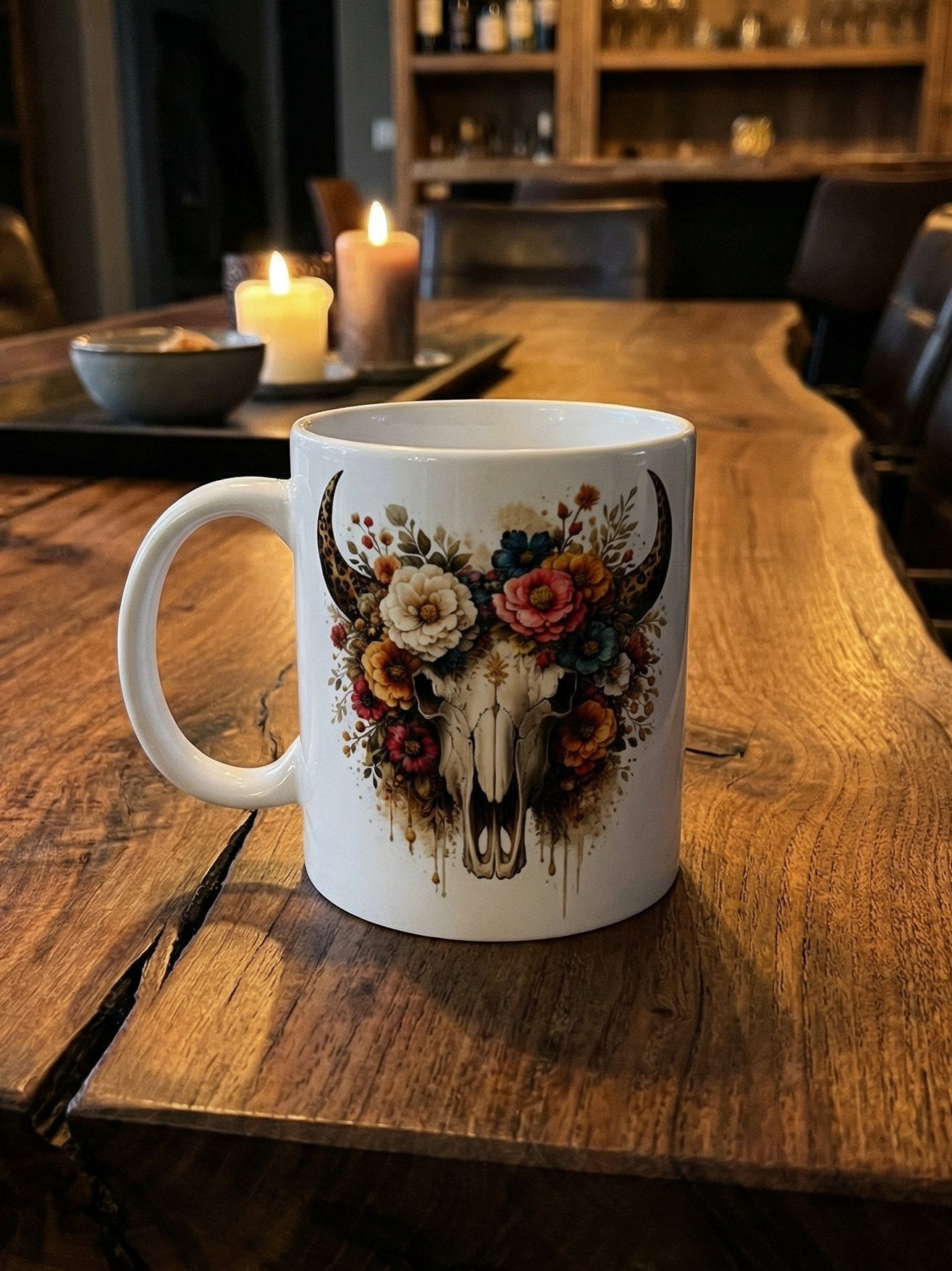Weiße Keramiktasse mit floraler Stierschädel Illustration, Hörnern und buntem Blumenkranz im Boho Western Stil, Gothic Kunstmotiv