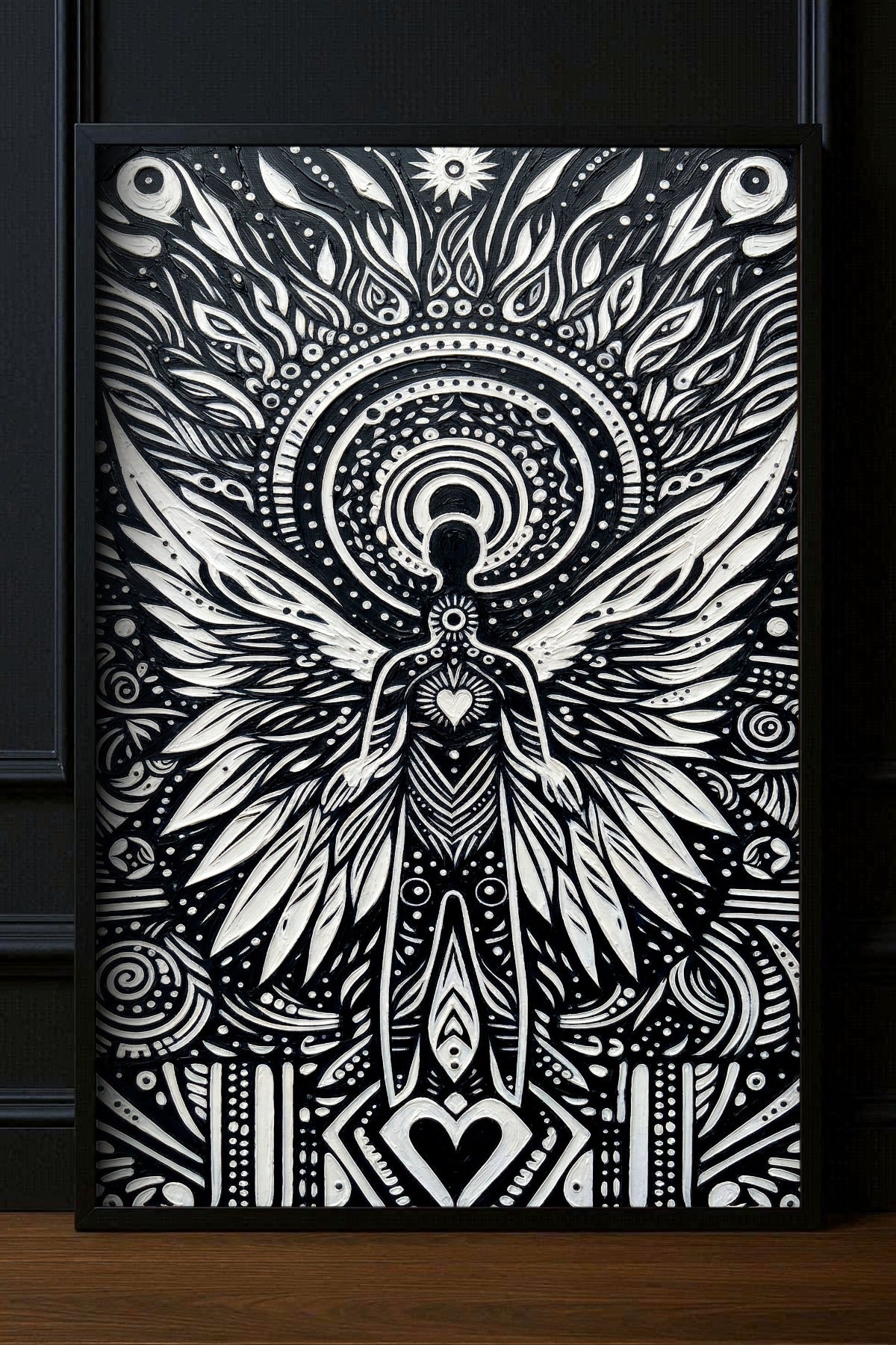 Schwarz-weißes Totem-Poster mit geflügelter Figur, Herzsymbol und ornamentalen Kreisen als spirituelle Wanddeko für Wohnzimmer oder Flur.