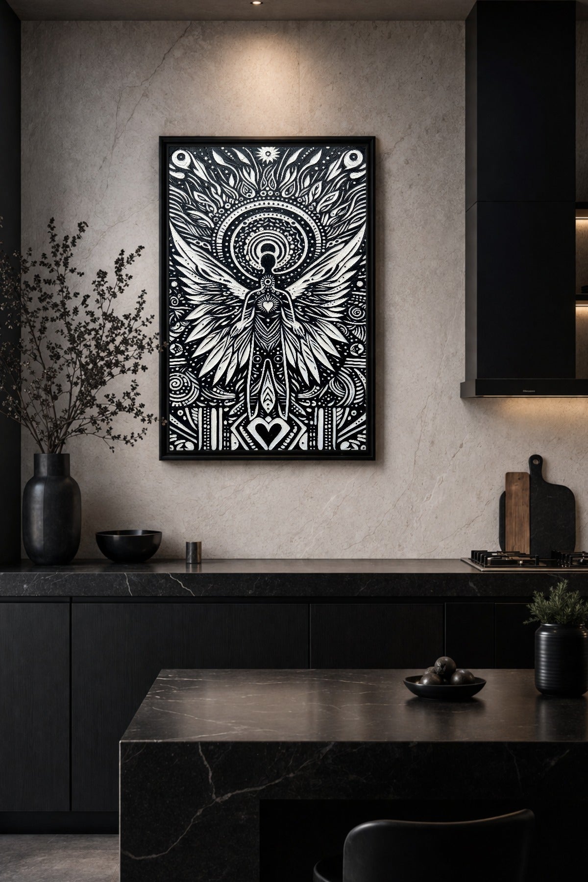 Spirituelle Schwarz-Weiß-Wanddeko mit geflügelter Figur, Herzsymbol und symmetrischen Ornamentkreisen im Totem-Stil. Im scharzen Bilderrahmen.