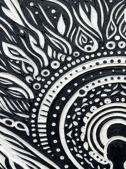 Detailsansicht. Totem-Poster in Schwarz-Weiß mit geflügelter Symbolfigur, Herzmotiv und ornamentalen Kreisen als dekoratives Wandbild für Flur oder Wohnzimmer.