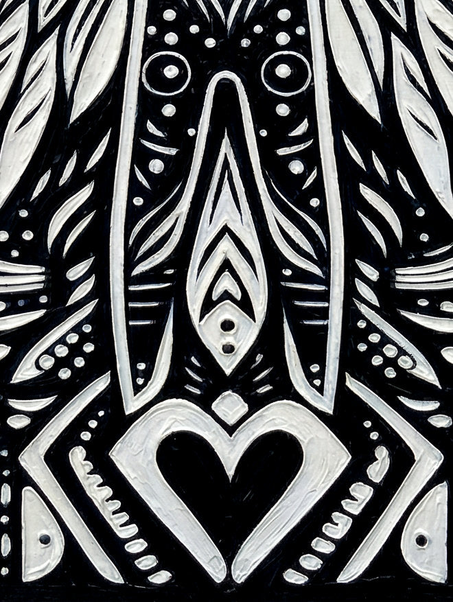 Detailsansicht. Kontrastreiches Schwarz-Weiß-Poster mit geflügelter Figur, Herzsymbol und kreisförmigen Ornamenten in spiritueller Totem-Optik.