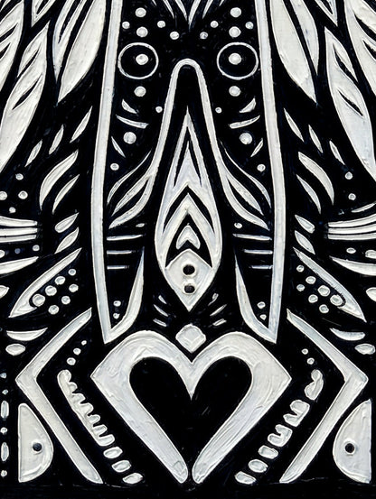 Detailsansicht. Kontrastreiches Schwarz-Weiß-Poster mit geflügelter Figur, Herzsymbol und kreisförmigen Ornamenten in spiritueller Totem-Optik.