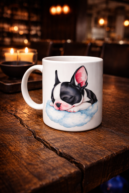 Weiße Keramiktasse mit Motiv einer schlafenden Französischen Bulldogge auf einer blauen Wolke, liebevoll und sanft gestaltet.